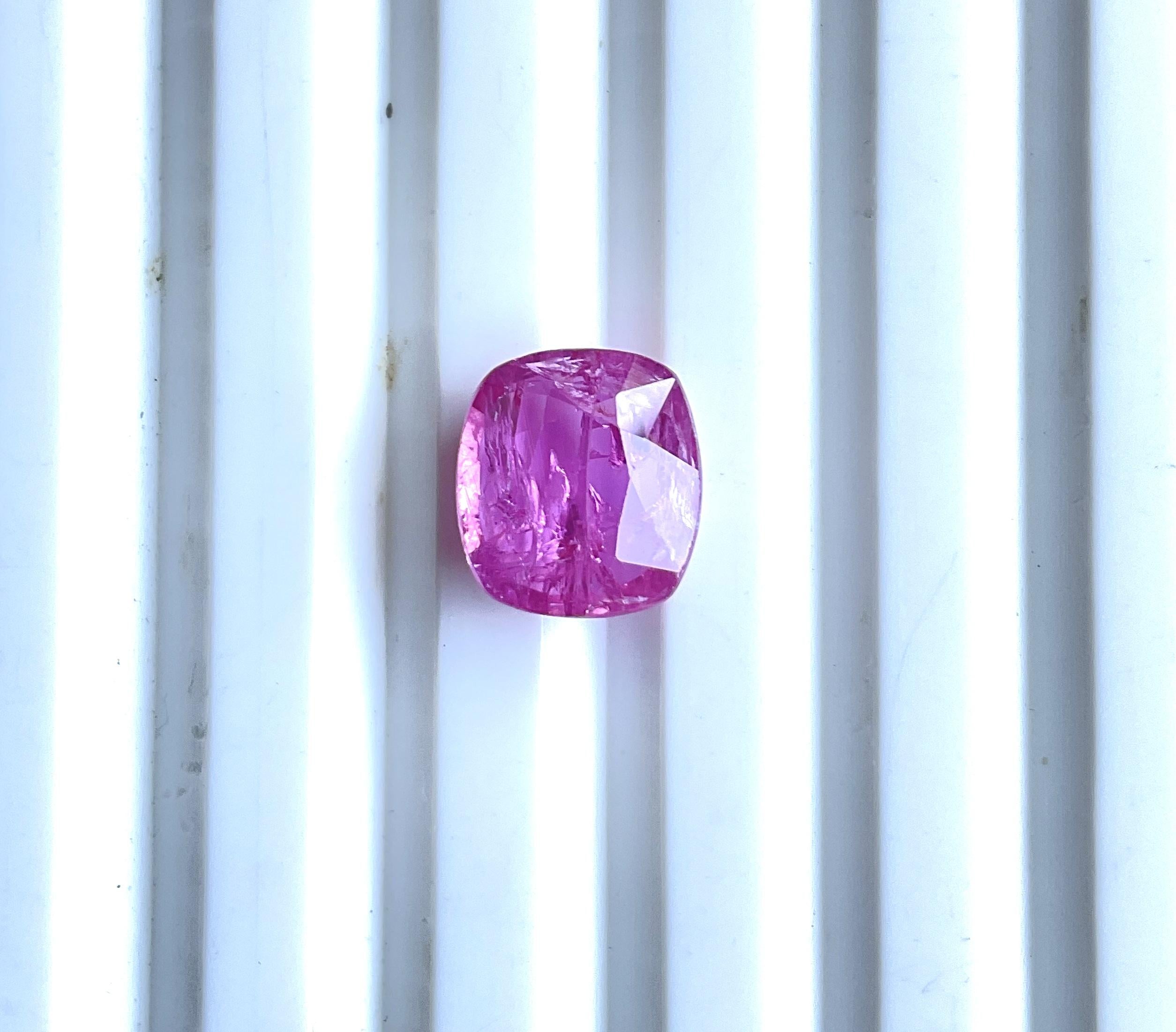 Pierre de rubis du Mozambique certifiée 3.28 carats, taille coussin facettée, non chauffée, naturelle en vente 2