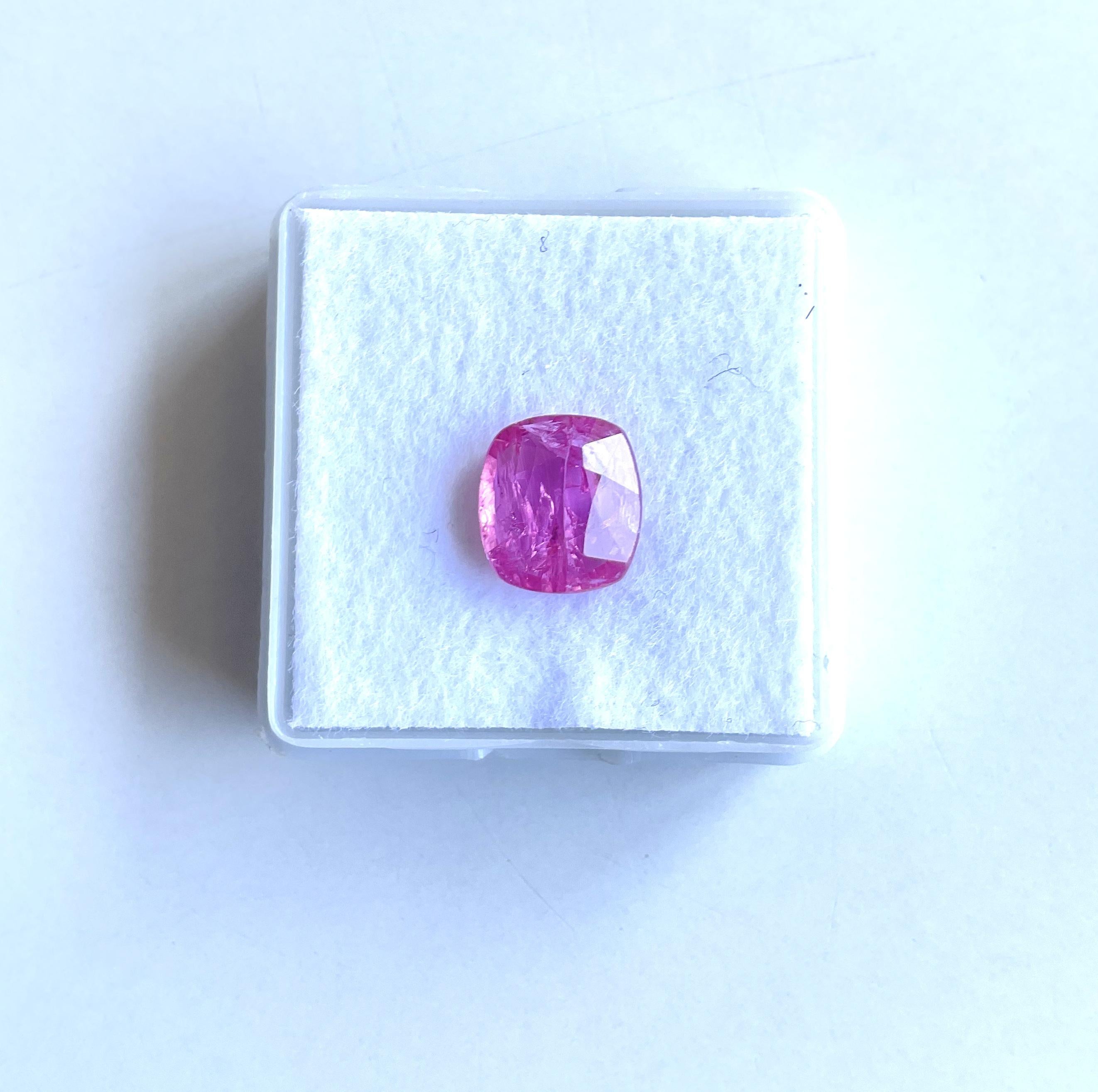 Pierre de rubis du Mozambique certifiée 3.28 carats, taille coussin facettée, non chauffée, naturelle en vente 3
