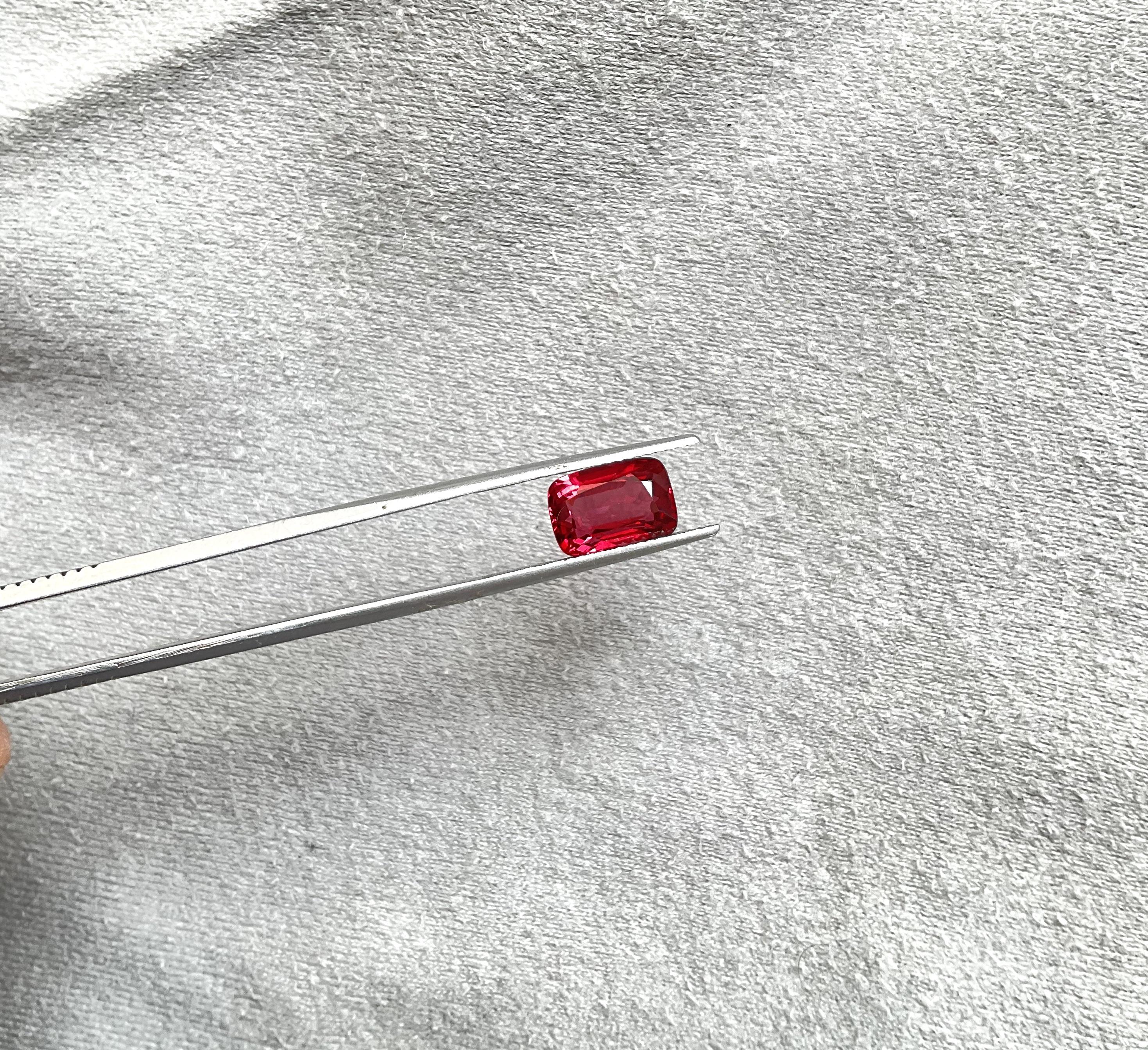Modern Certified 3.28 Cts vivid red Burmese spinel cutstone natural gem quality spinel For Sale