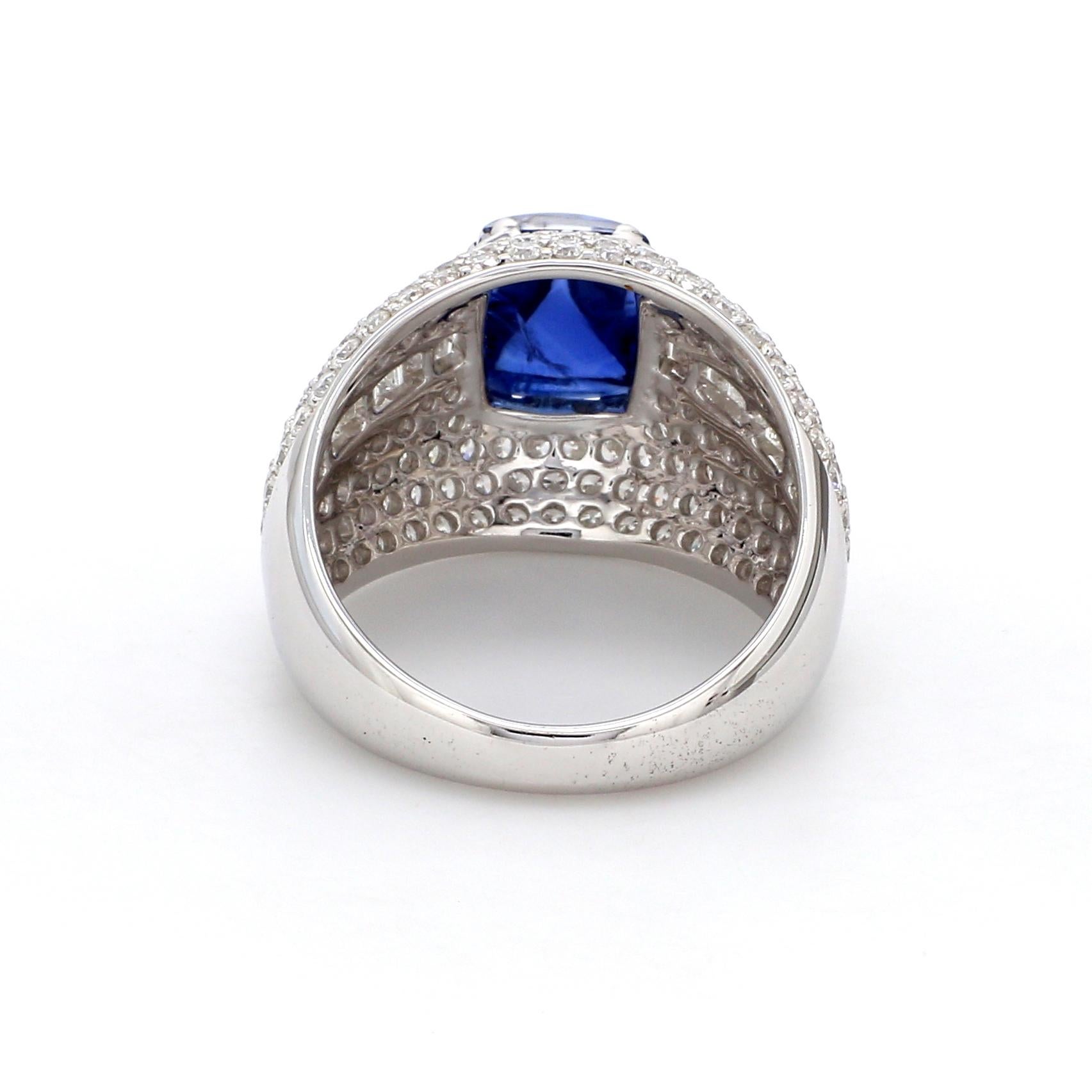 Contemporary Certified 3.29 Carat No Heat Sapphire Sugar Loaf Diamond 18 Karat Gold Ring For Sale