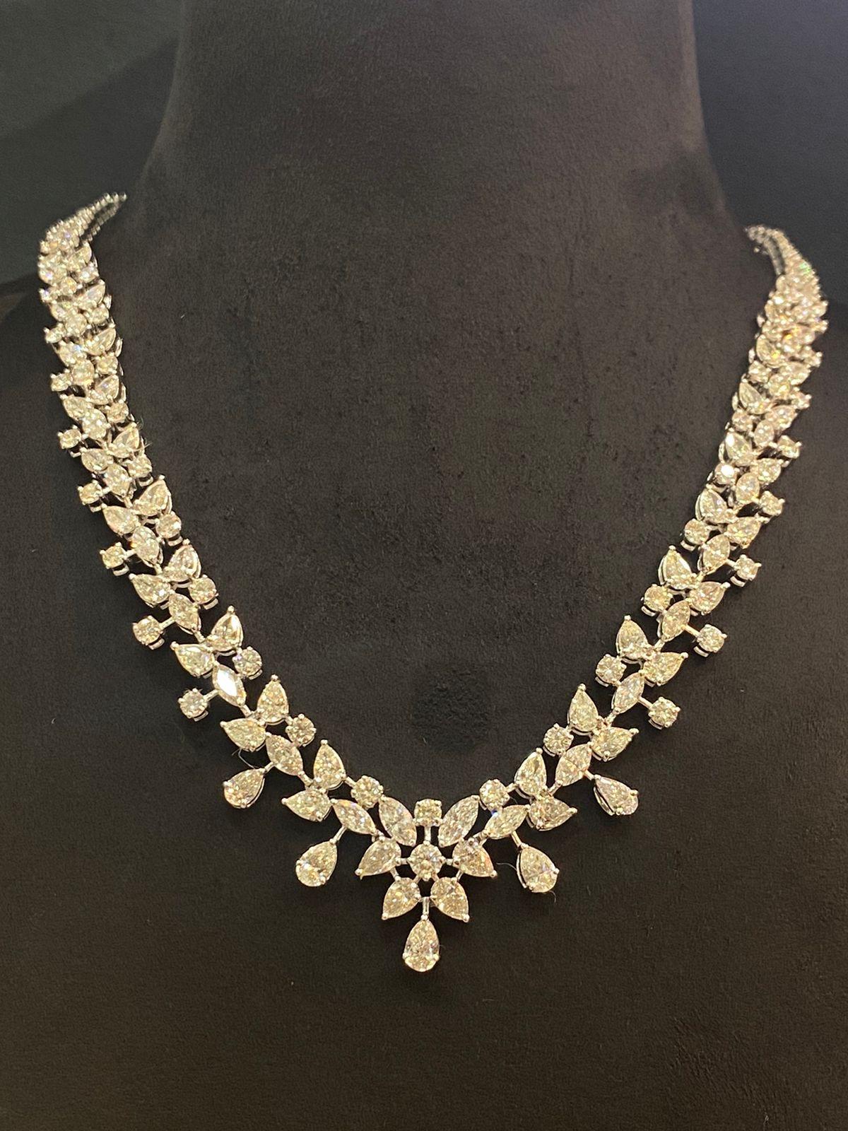 Certified 33.00 Carats Natural Diamonds 18K Gold Parure  In New Condition For Sale In Massafra, IT