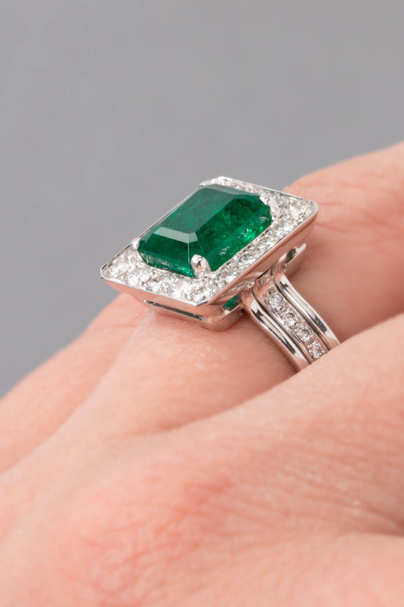 Certified 3.35 Carat Emerald French Ring For Sale 2