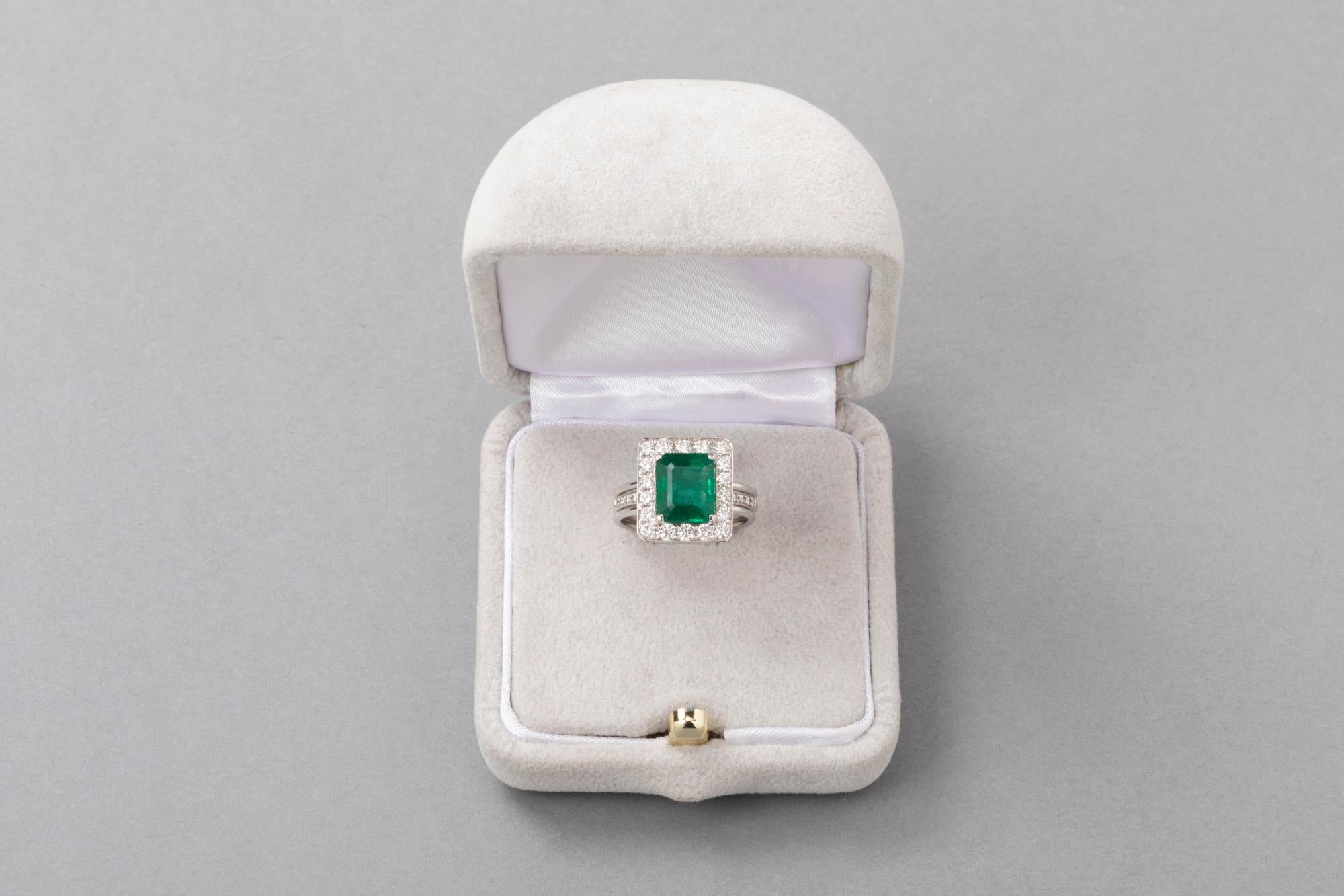 Certified 3.35 Carat Emerald French Ring For Sale 3
