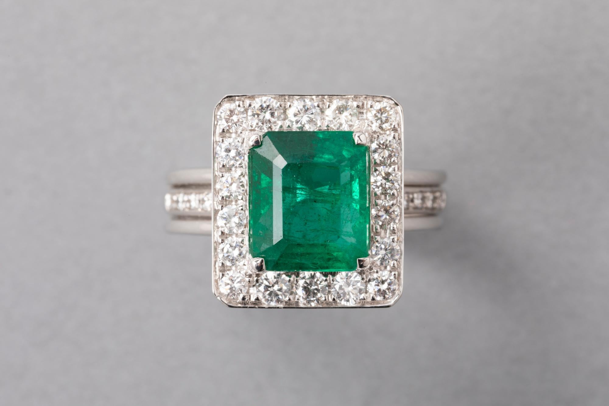 First i want to say that shipping is fully operating, i sent many packages to USA last weeks.

Very Beautiful emerald ring, made in France circa 1960. 
The emerald has a beautiful intense green colour, good clarity for an emerald. 
Mounted in white
