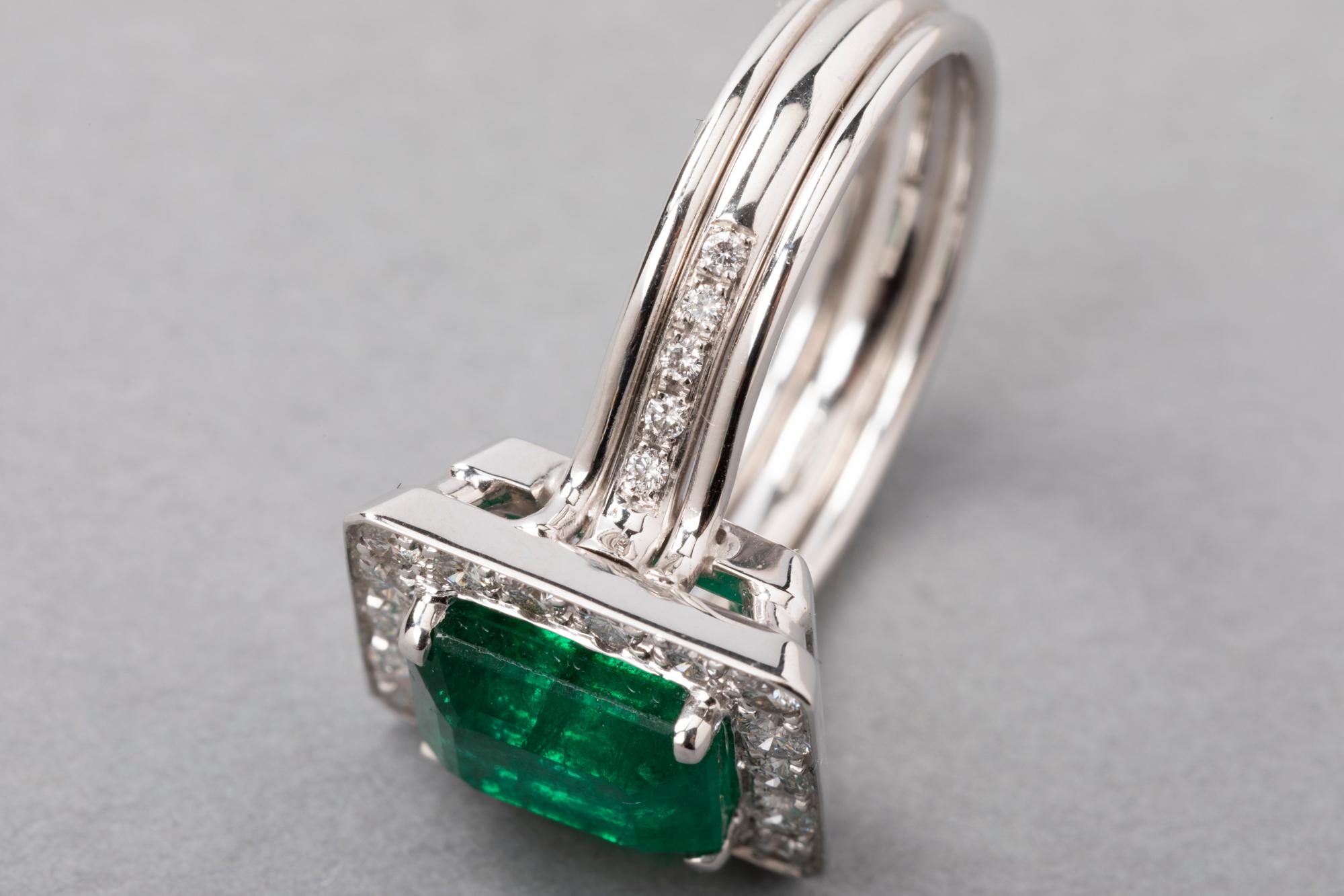 Certified 3.35 Carat Emerald French Ring In Good Condition For Sale In Saint-Ouen, FR