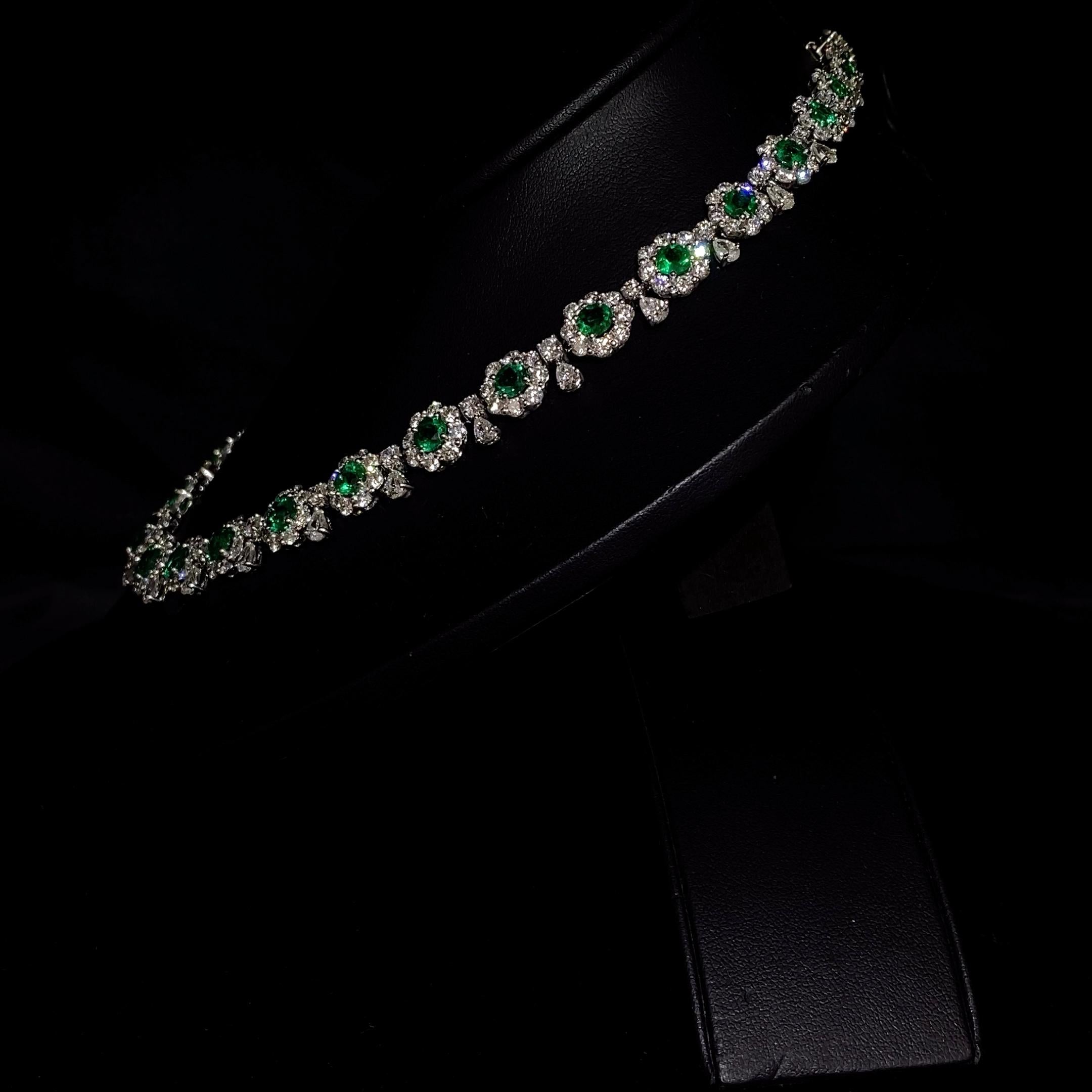 Round Cut 20.92 Carat Round shape Emeralds and Diamond Necklace in Platinum For Sale