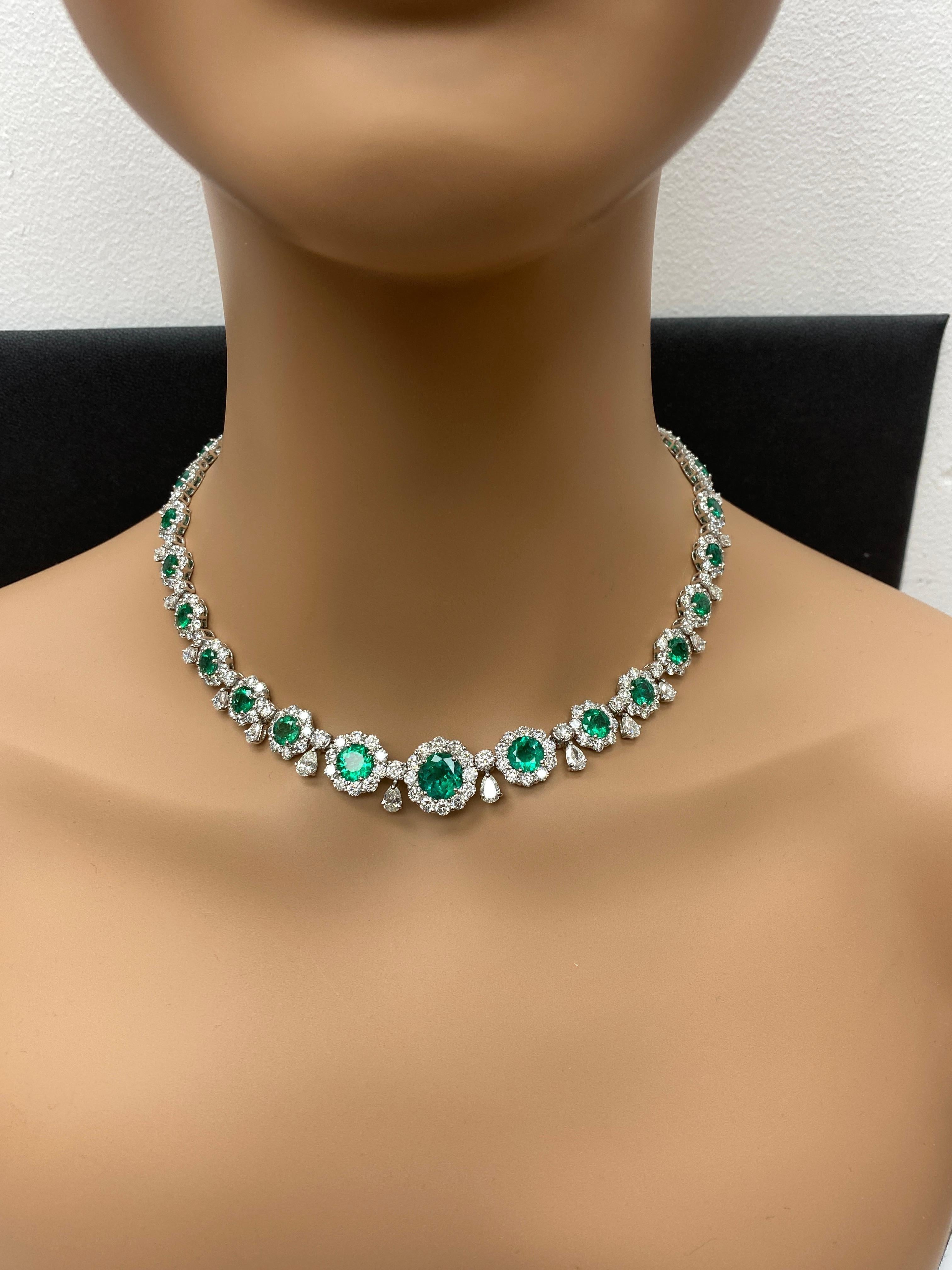 20.92 Carat Round shape Emeralds and Diamond Necklace in Platinum In New Condition For Sale In NEW YORK, NY