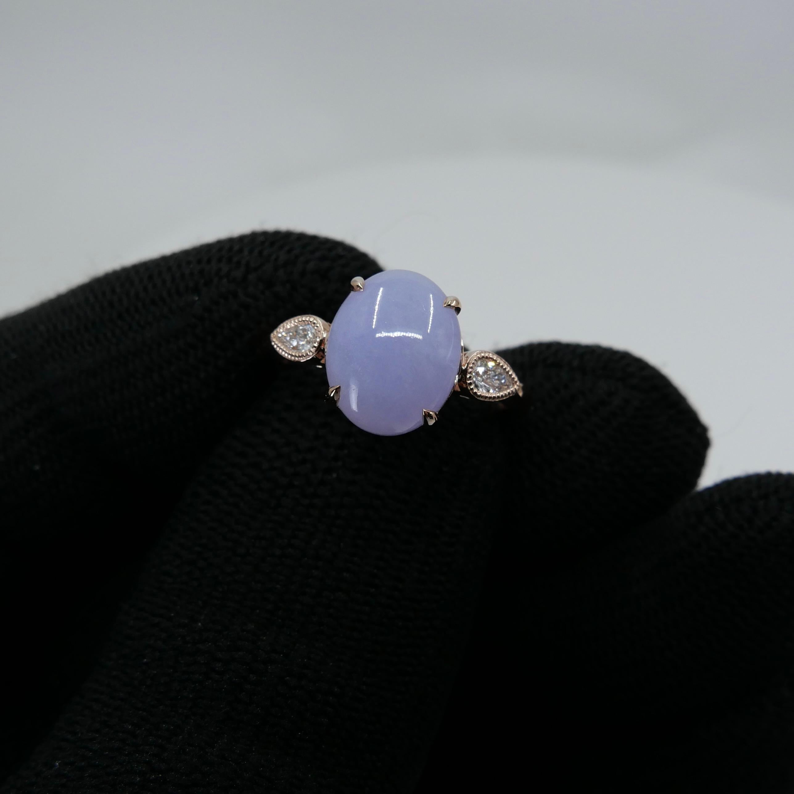 Zertifizierter 4,02 Karat lavendelfarbener Jade- und birnenförmiger Diamantring mit 3 Steinen im Birnenschliff (Cabochon) im Angebot
