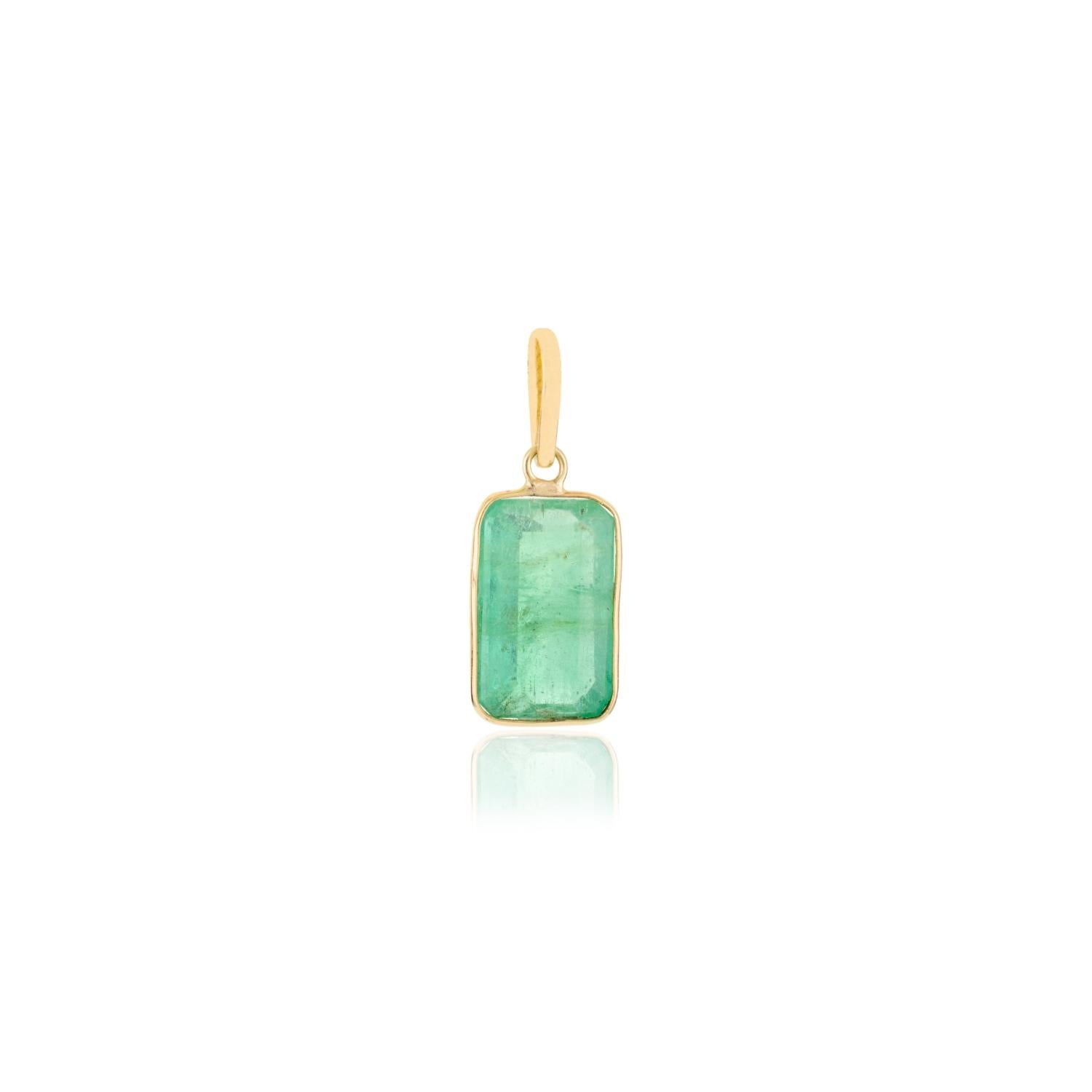 D'une simplicité étonnante, ce pendentif est orné d'une captivante émeraude octogonale de 3,52 carats sertie dans un chaton en or jaune 14 carats. La silhouette épurée et moderne met en valeur l'éclat naturel et le caractère unique de l'émeraude,
