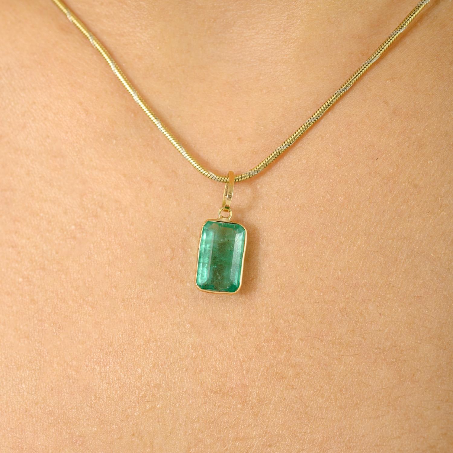 Pendentif d'émeraude taille octogonale certifiée 3,52 carats en or jaune 14 carats en vente 1