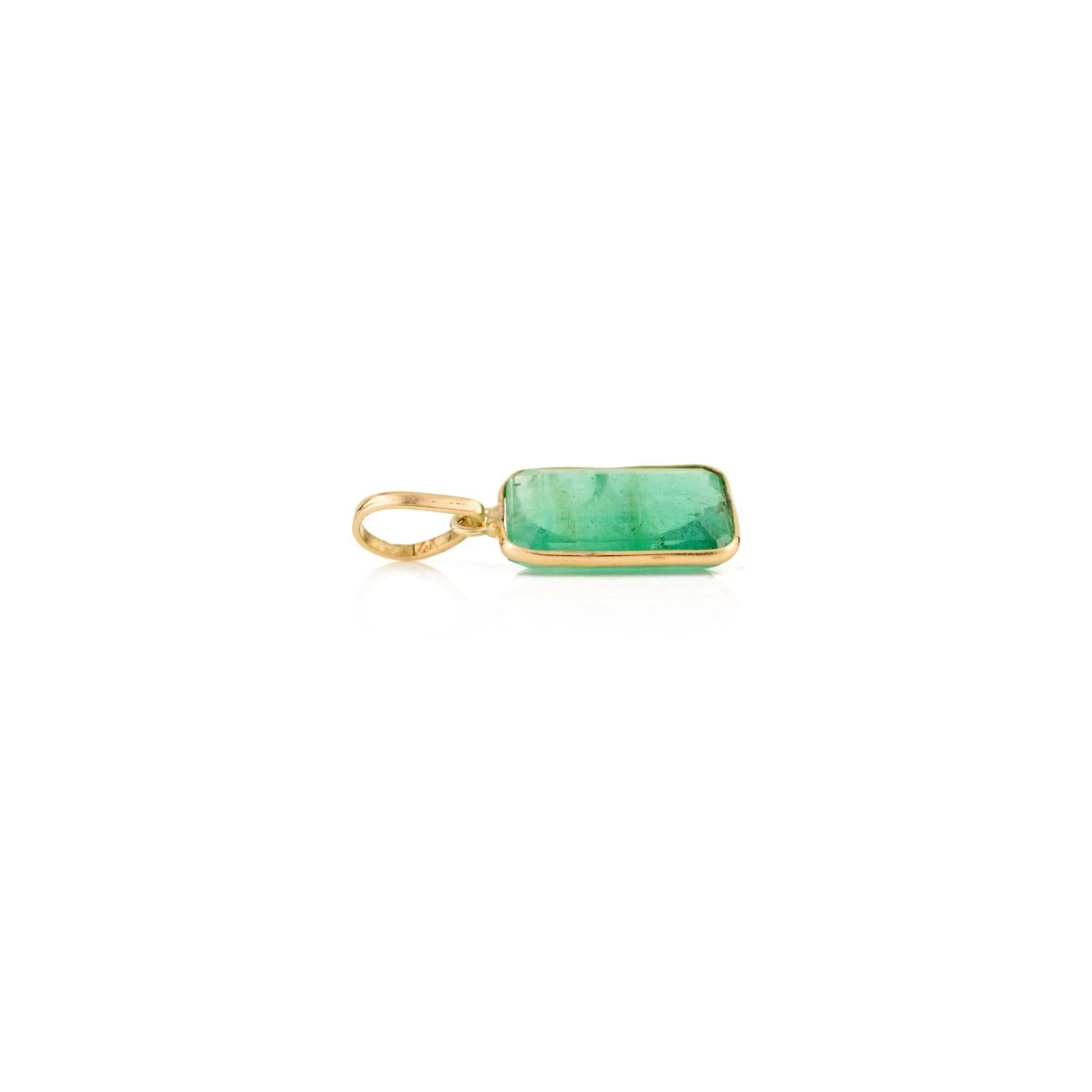 Pendentif d'émeraude taille octogonale certifiée 3,52 carats en or jaune 14 carats en vente 2