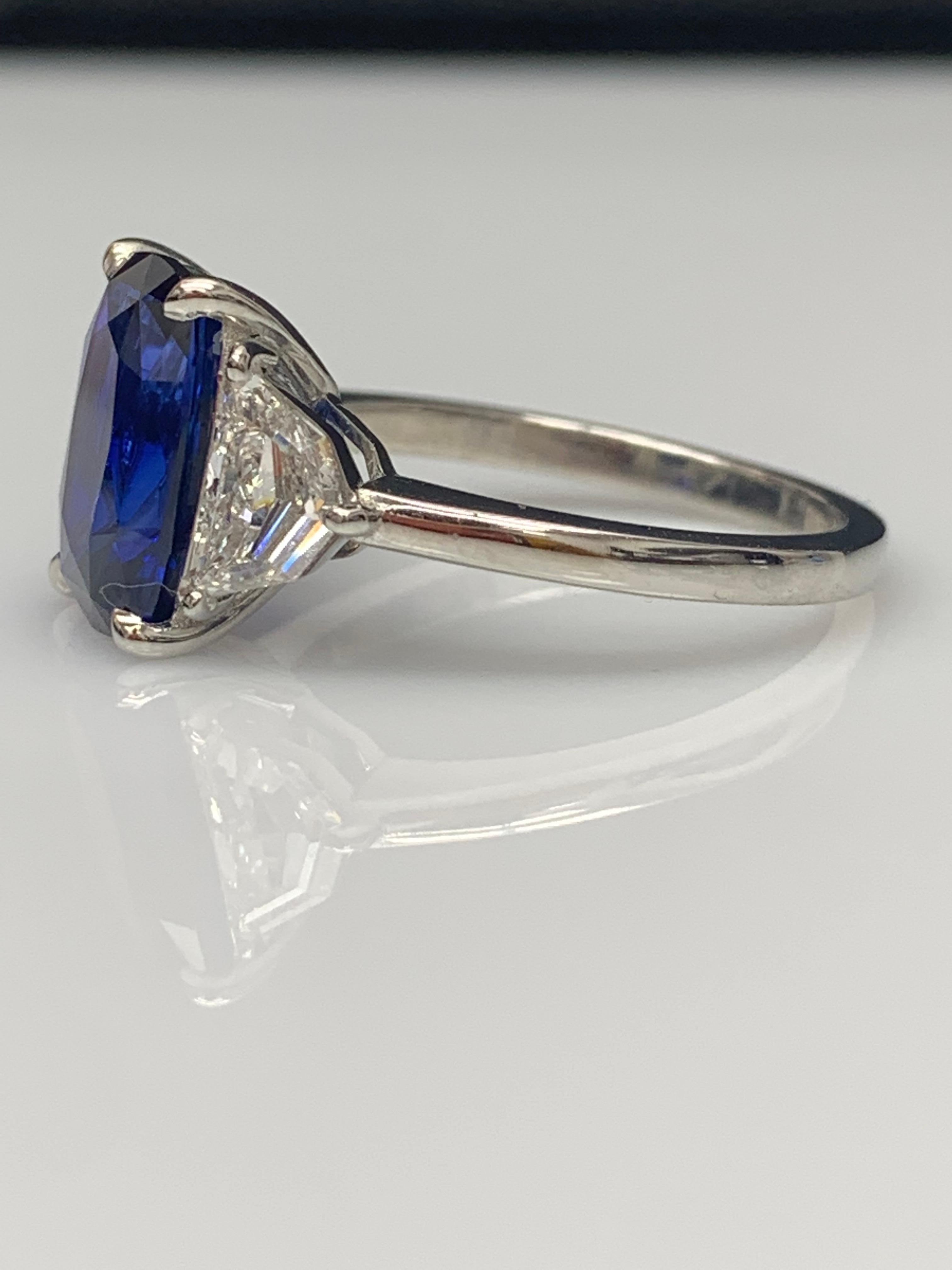Certified 3.54 Carat Cushion Cut Blue Sapphire Diamond 3-Stone Ring in Platinum For Sale 1