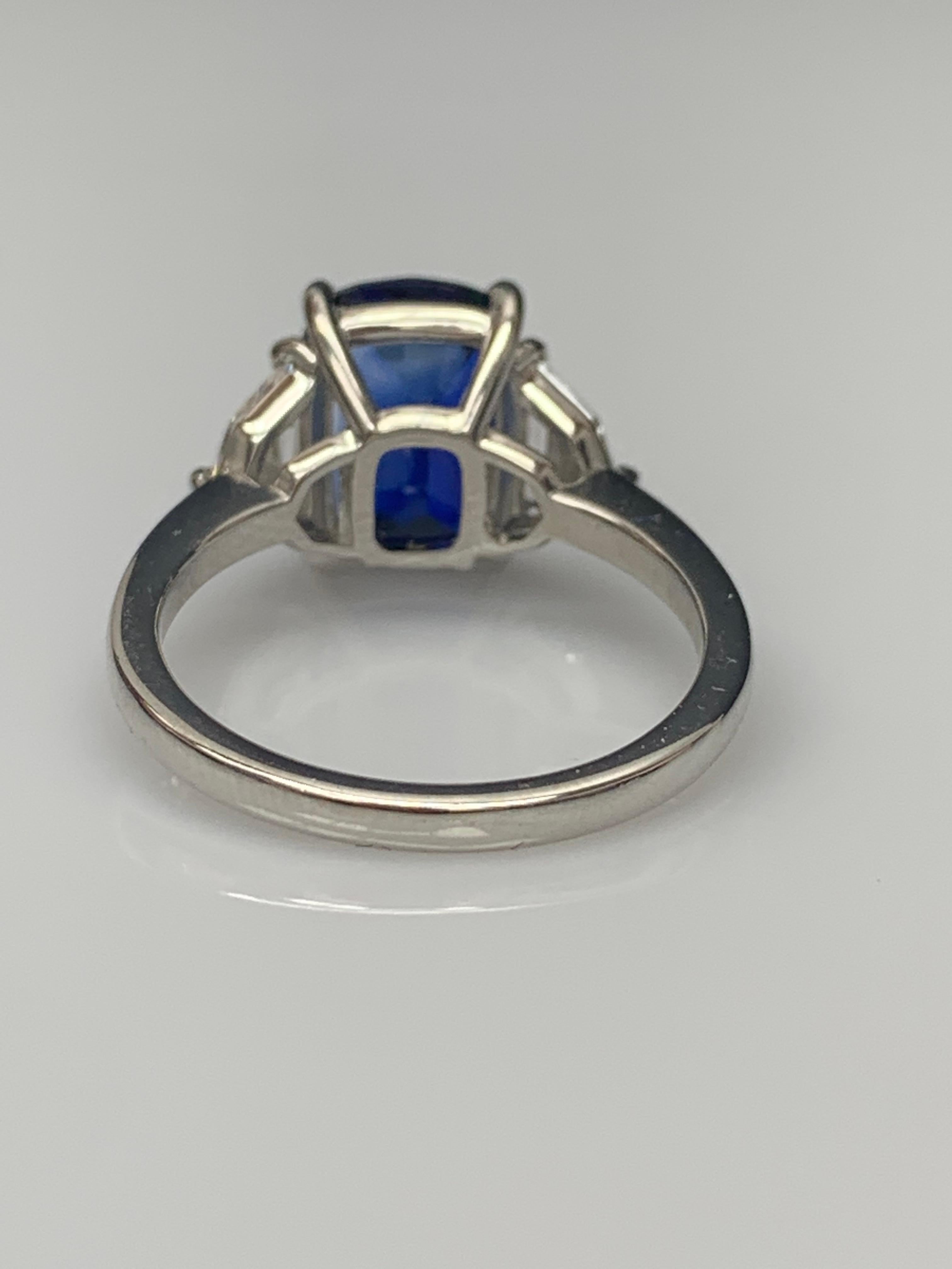 Zertifizierter 3,54 Karat blauer Saphir-Diamant-Ring aus Platin mit Kissenschliff im Angebot 3