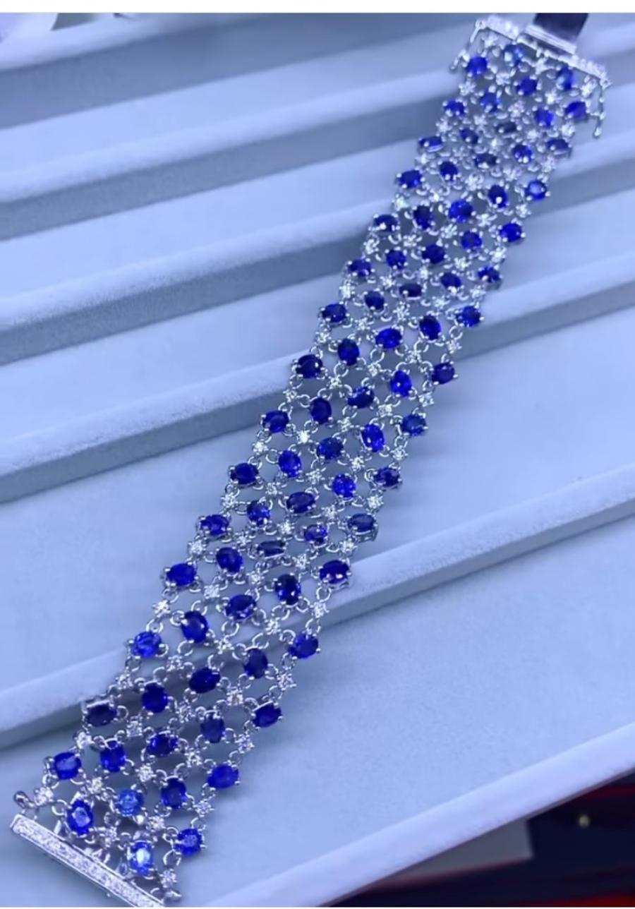 Amazing style for this red carpet bracelet  in 18k gold with natural Ceylon Sapphires of 35,65 carats,in perfect oval cut , extra fine quality , and natural diamonds of 4,13 F/VS( top quality). 
Piece of high jewelry. 
You can use as a bracelet or