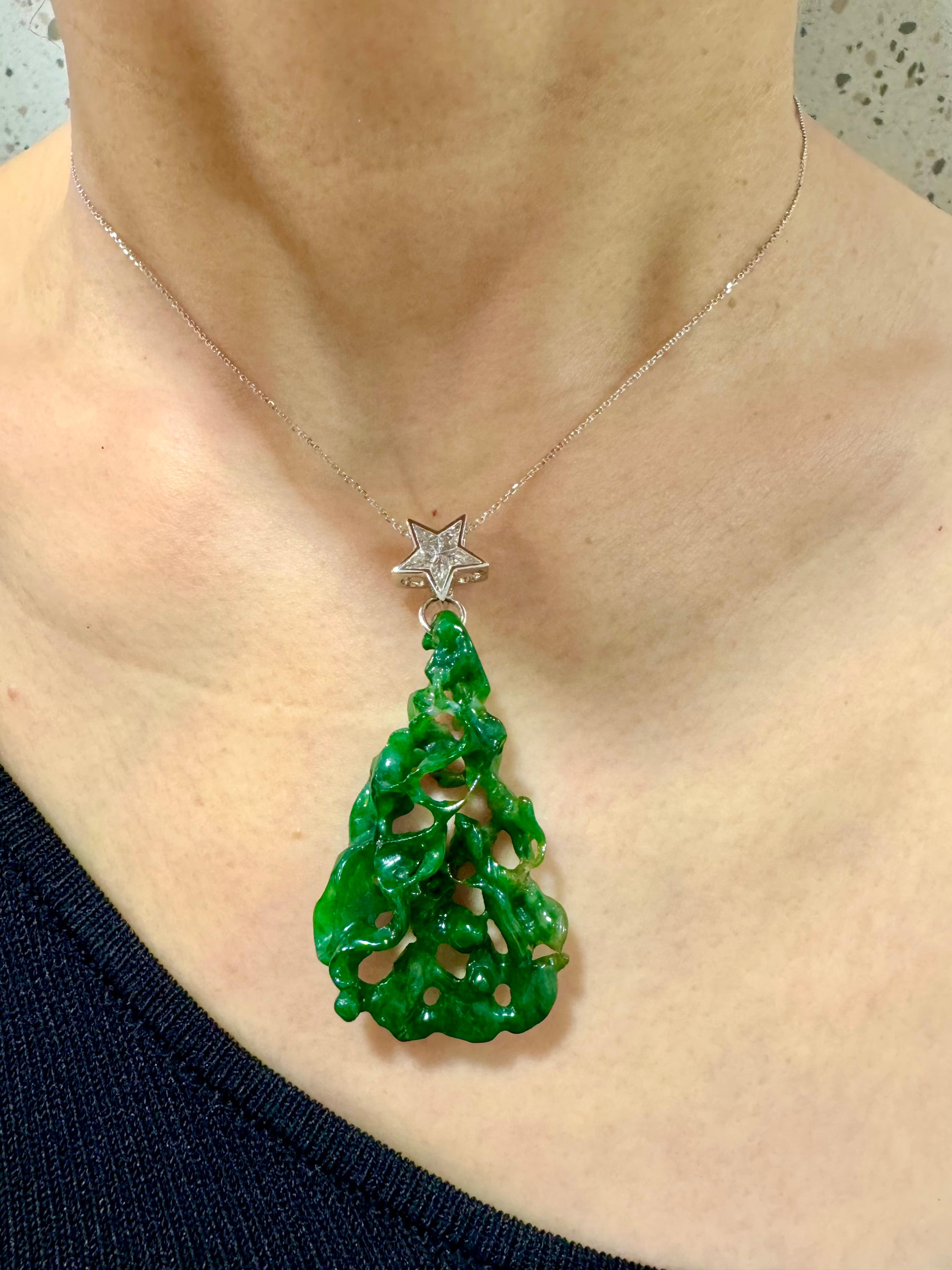 Regardez la vidéo HD ! Peut-être l'une des pièces les plus uniques de jade sculpté ! Le jade est certifié naturel. Le pendentif est serti en or blanc 18k de 5 diamants naturels de taille kite totalisant 0,36cts formant une étoile. Le jade naturel