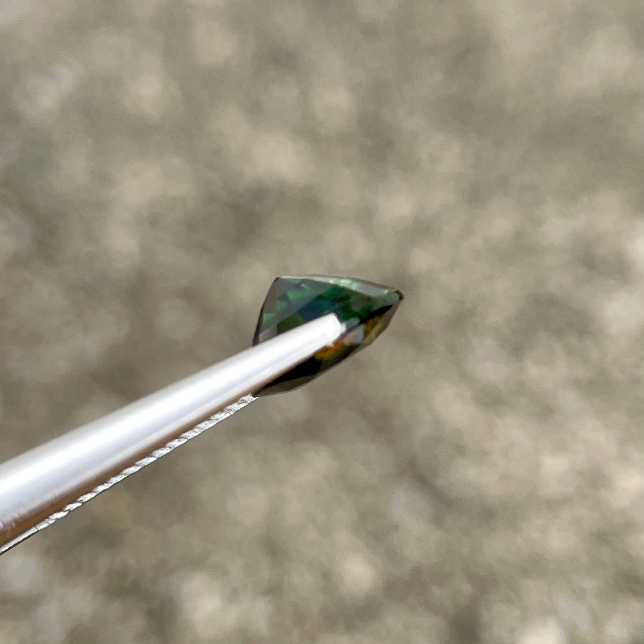 Certified 3.59 carat Bicolor Parti Sapphire Stone Oval Cut Madagascar's Gemstone In New Condition For Sale In Bangkok, TH