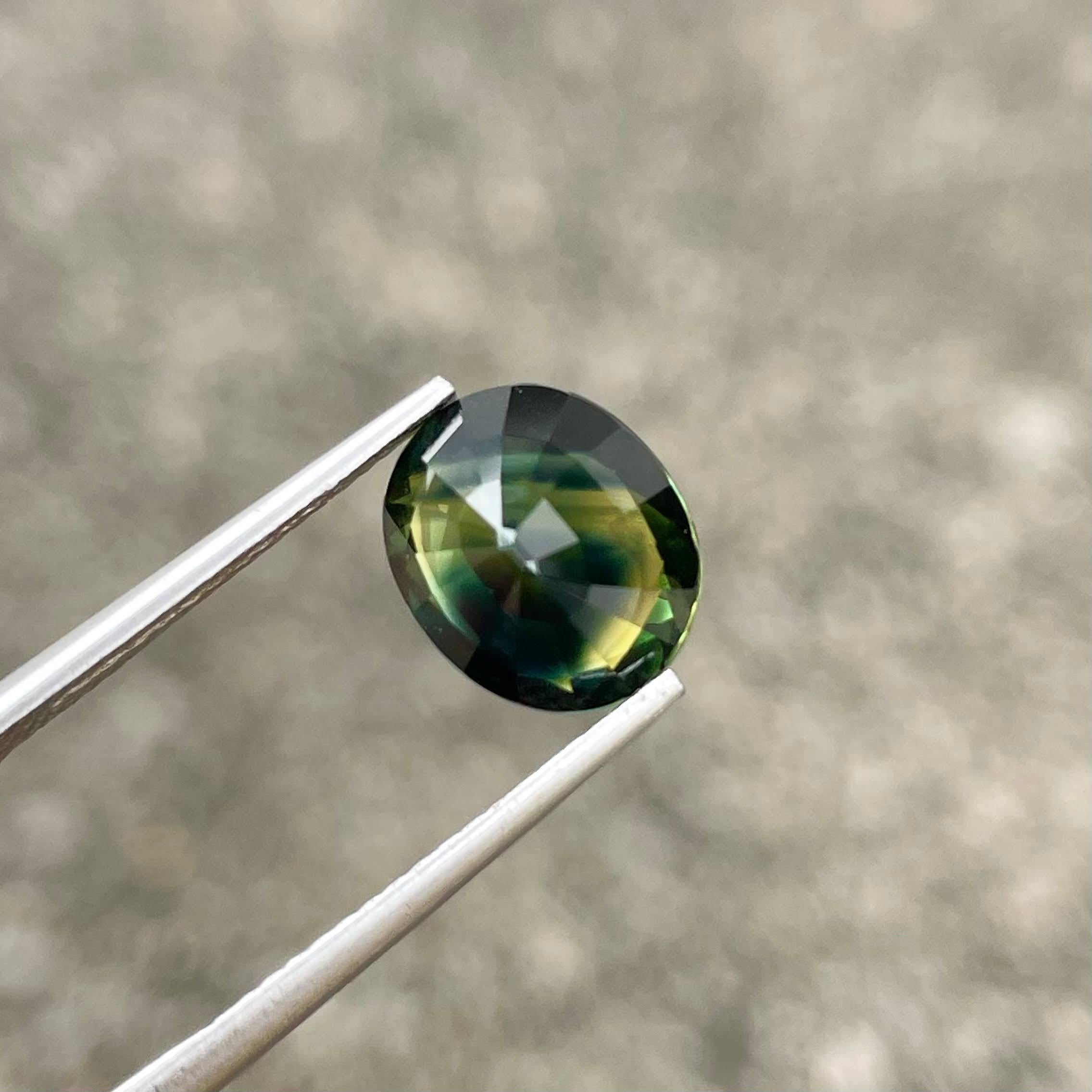 Women's or Men's Certified 3.59 carat Bicolor Parti Sapphire Stone Oval Cut Madagascar's Gemstone For Sale