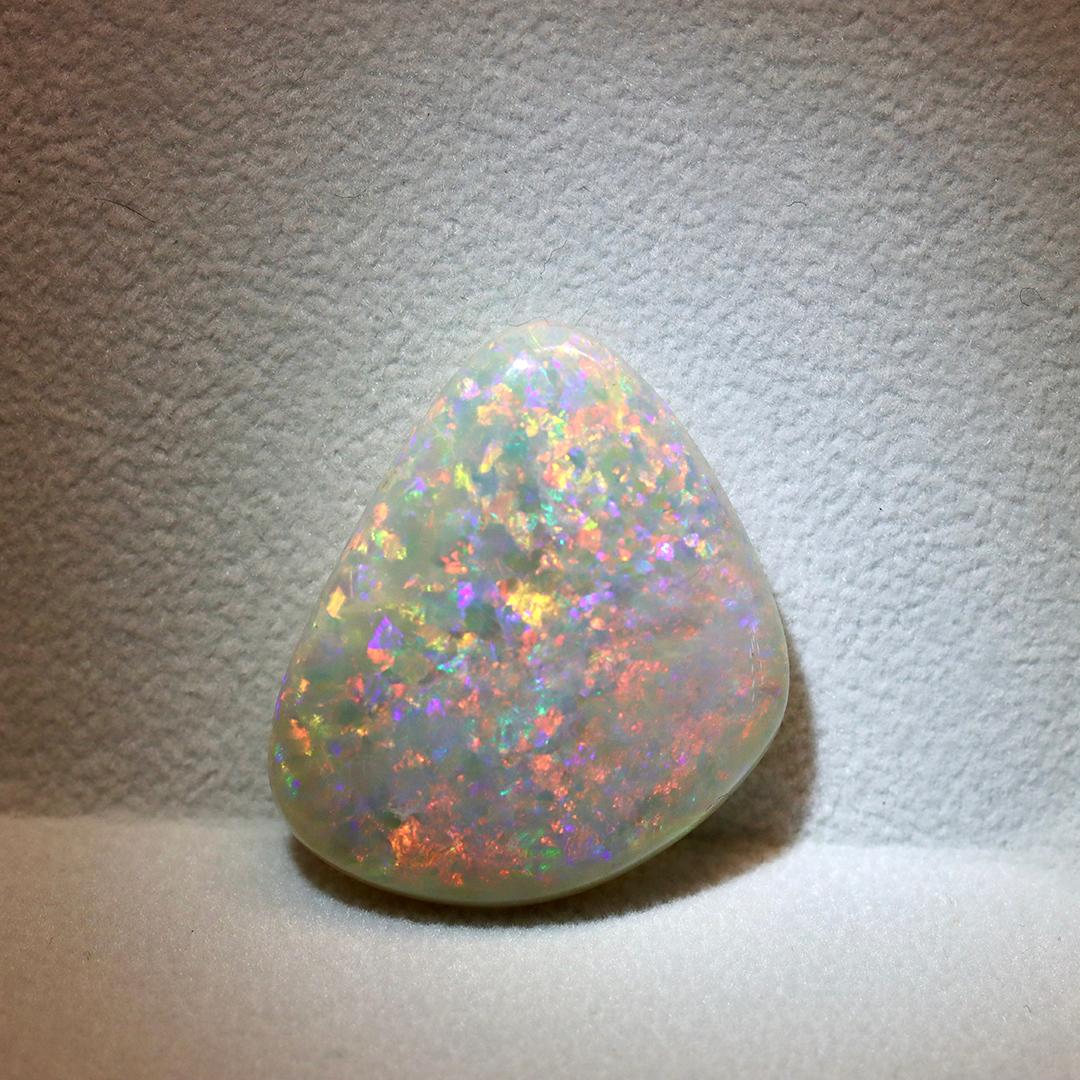 Este ópalo blanco australiano de Andamooka es realmente único por su excepcional tamaño: 35,94 quilates. Certificado por IGI, es raro encontrar un ópalo de esta magnitud, combinado con un juego de colores tan delicado.

La piedra también ha sido