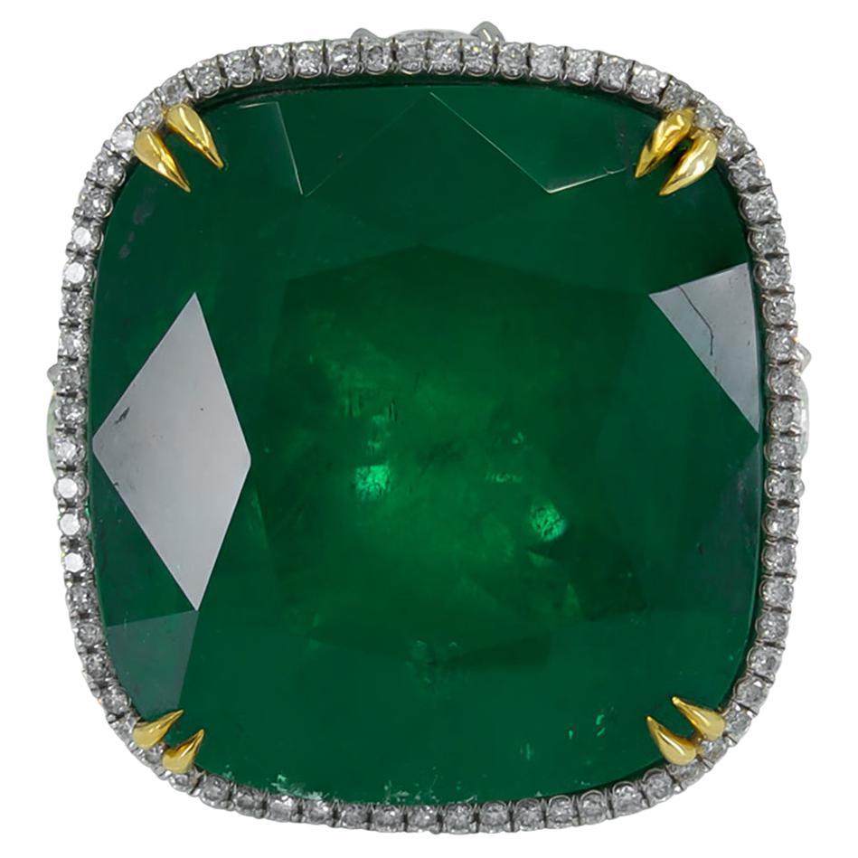 Ein prächtiger Cocktailring, bestehend aus einem Kissen-Smaragd und Diamanten in Fancy-Form. Der Smaragd ist kolumbianischen Ursprungs mit geringfügiger Verbesserung der Klarheit und wiegt insgesamt 36,29 Karat. 
Zertifiziert von C. Dunaigre. Die
