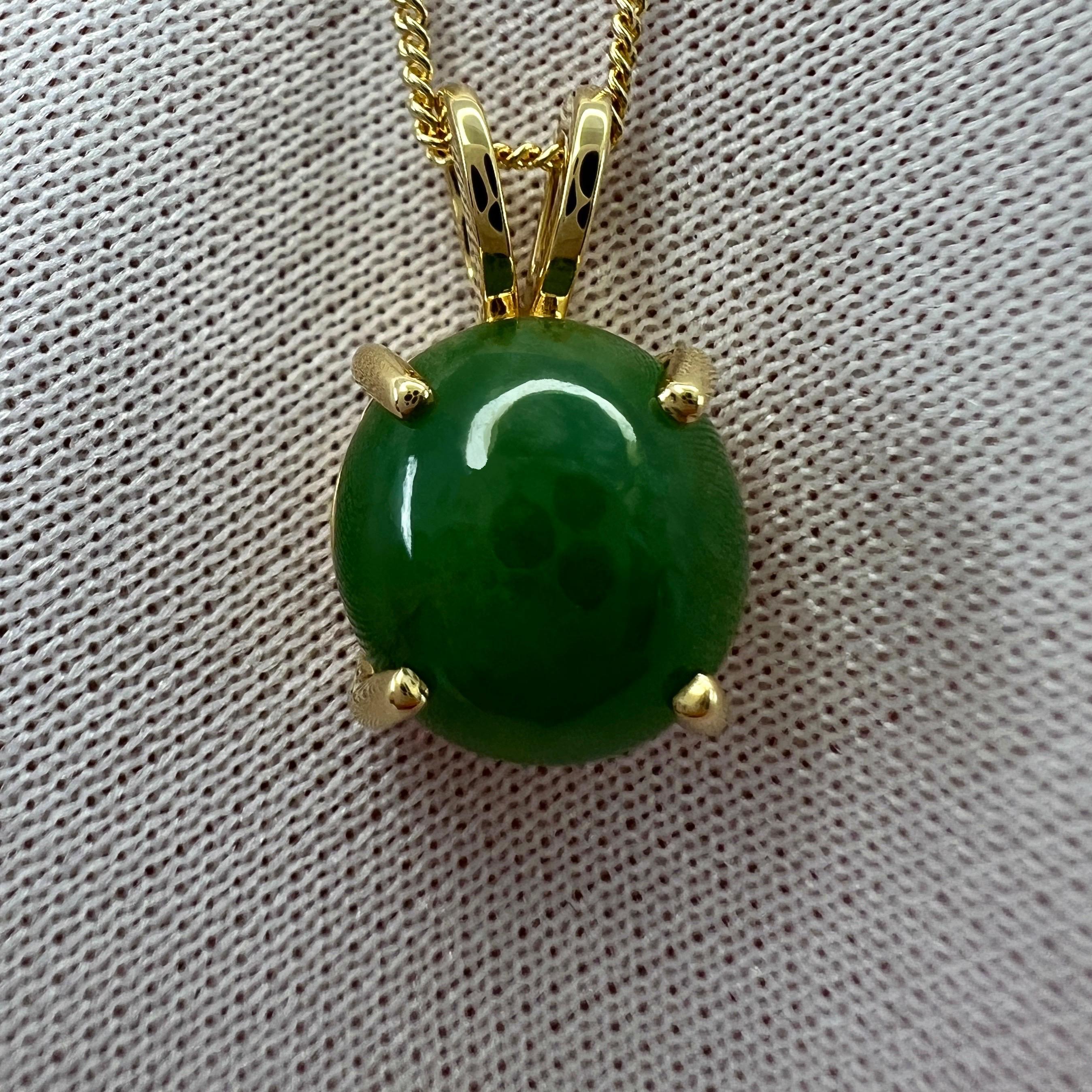Collier pendentif en or jaune 18 carats en jade naturel certifié IGI de grade A.

Magnifique jade de 3,70 carats d'un vert profond, serti dans un pendentif solitaire en or jaune 18 carats serti de griffes.
La taille ovale du cabochon est excellente