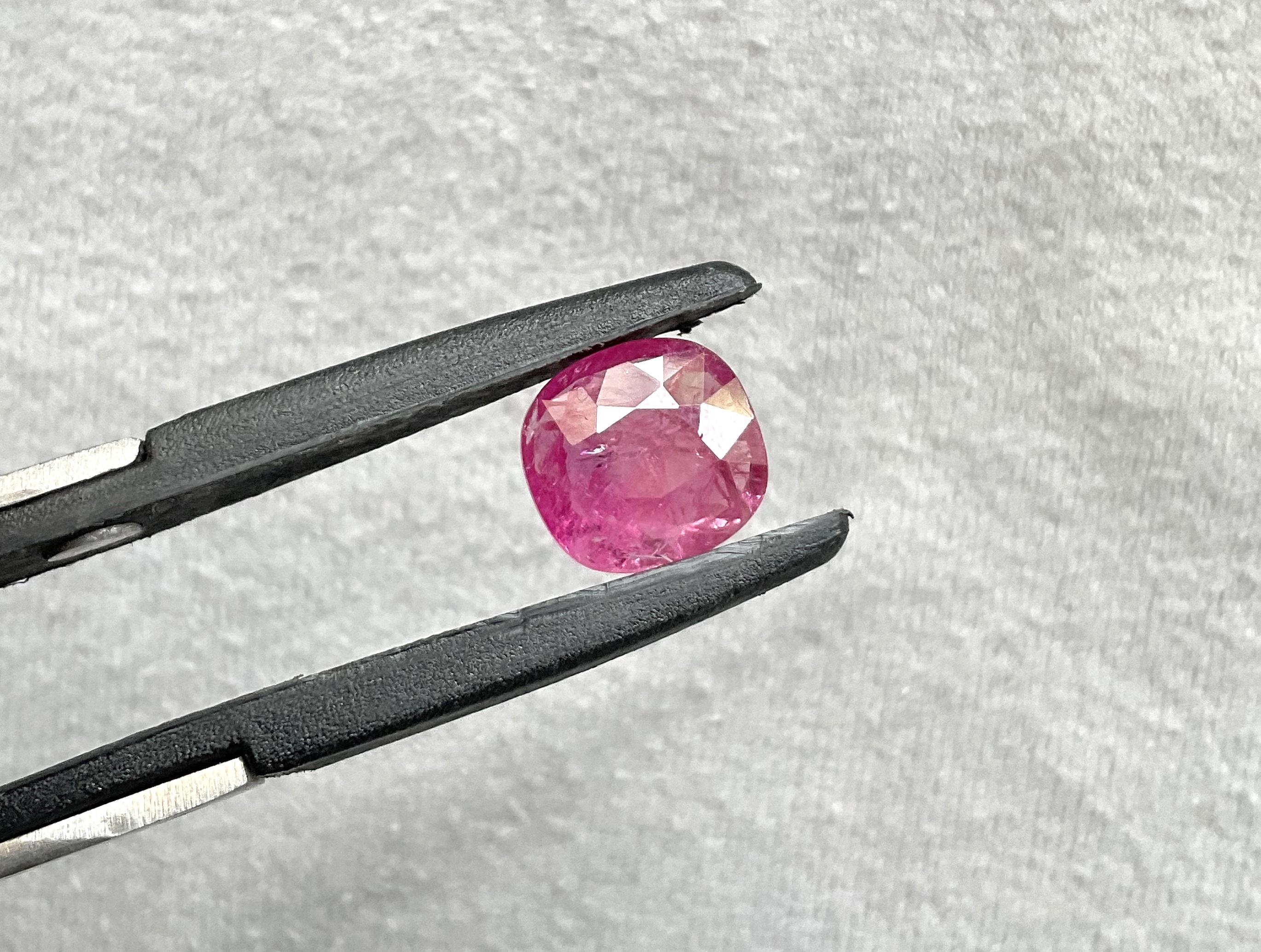 Femenino o masculino Rubí de Mozambique certificado de 3.71 quilates Piedra tallada facetada en cojín Sin calor Natural en venta