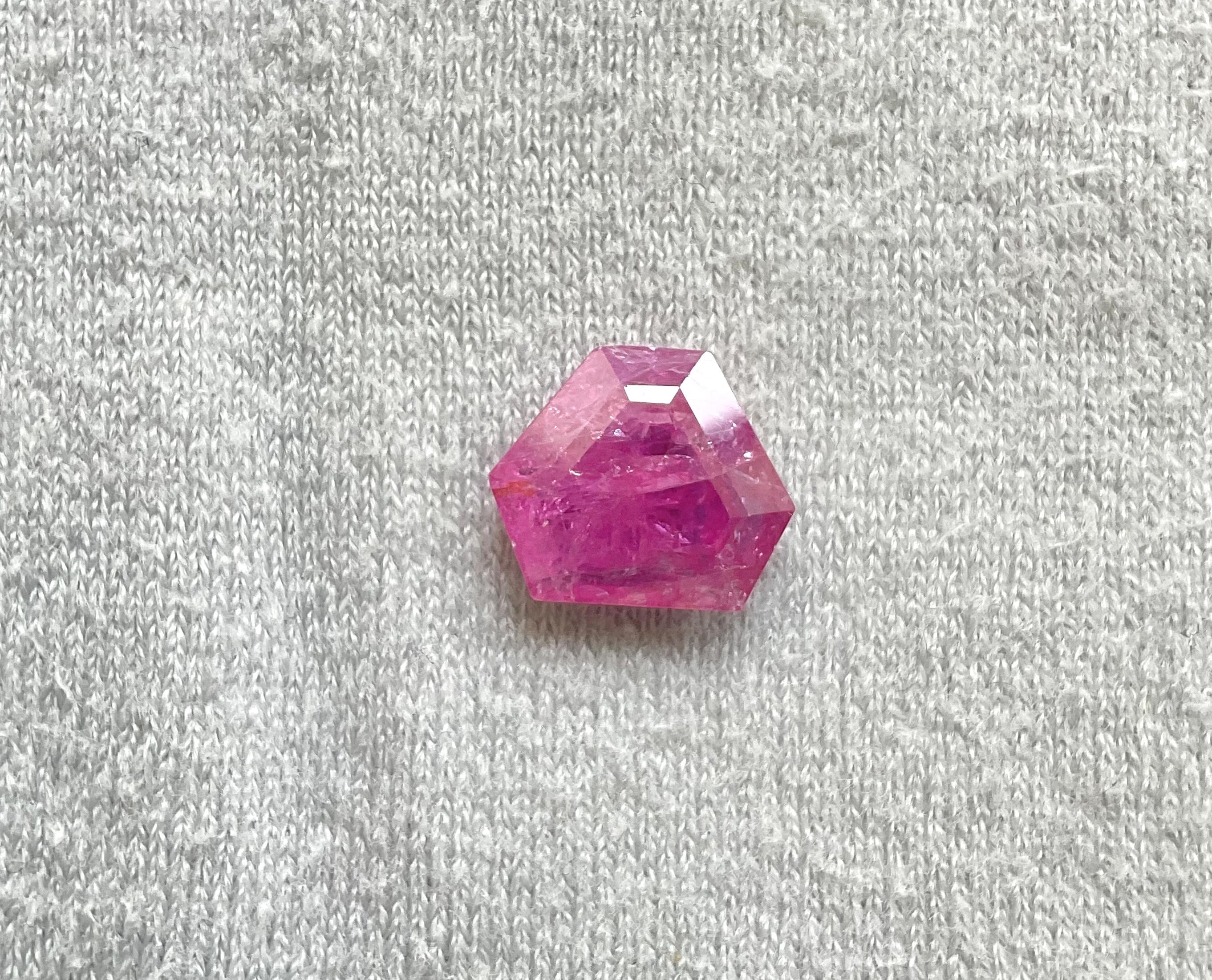 Zertifiziert 3,72 Karat Mosambik Rubin Fancy Facettiert Schliffstein Keine Hitze Natürlicher Edelstein (Hexagonschliff) im Angebot