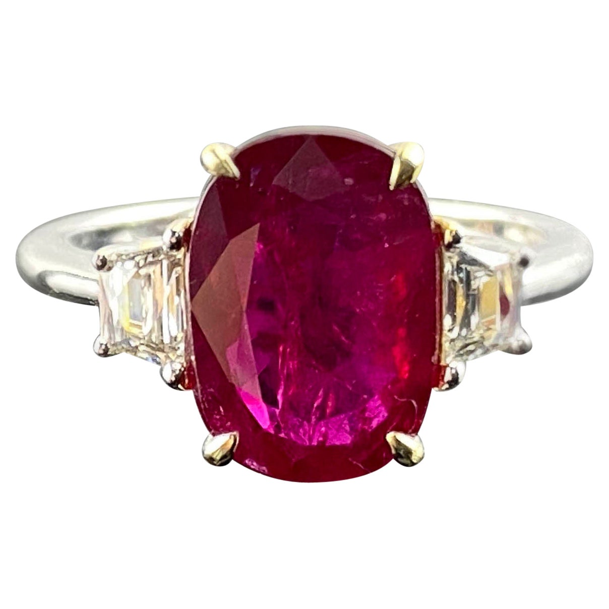 Anillo de compromiso certificado de tres piedras con rubí y diamantes de 3.74 quilates