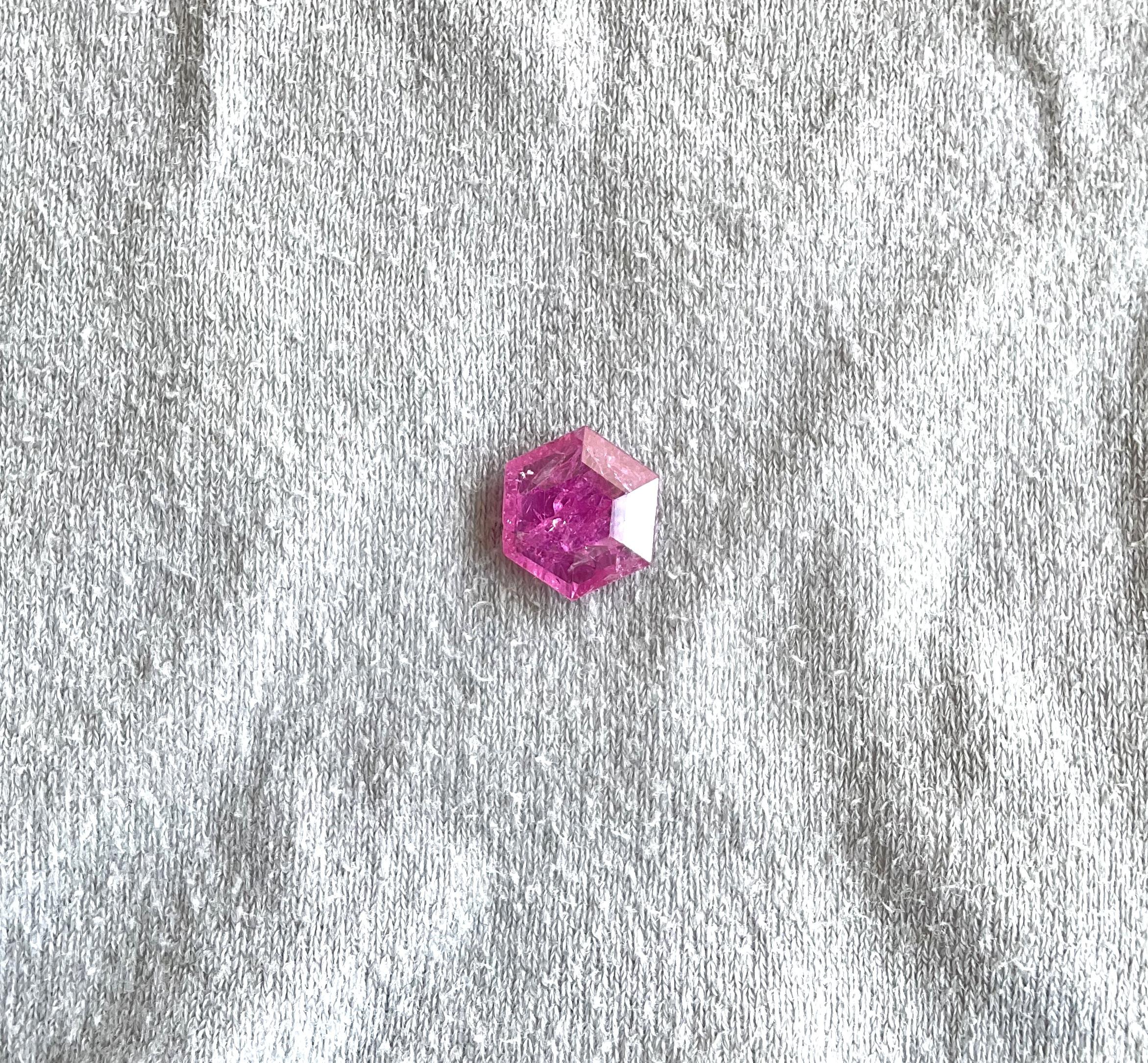 Certified 3.78 Carats Mozambique Ruby Hexagon Faceted Cut stone No Heat Natural (Rubis du Mozambique hexagonal taillé à facettes)

Poids : 3,78 carats
Taille : 11x10x3 MM
Pièces : 1
Forme : Pierre hexagonale facettée Cur