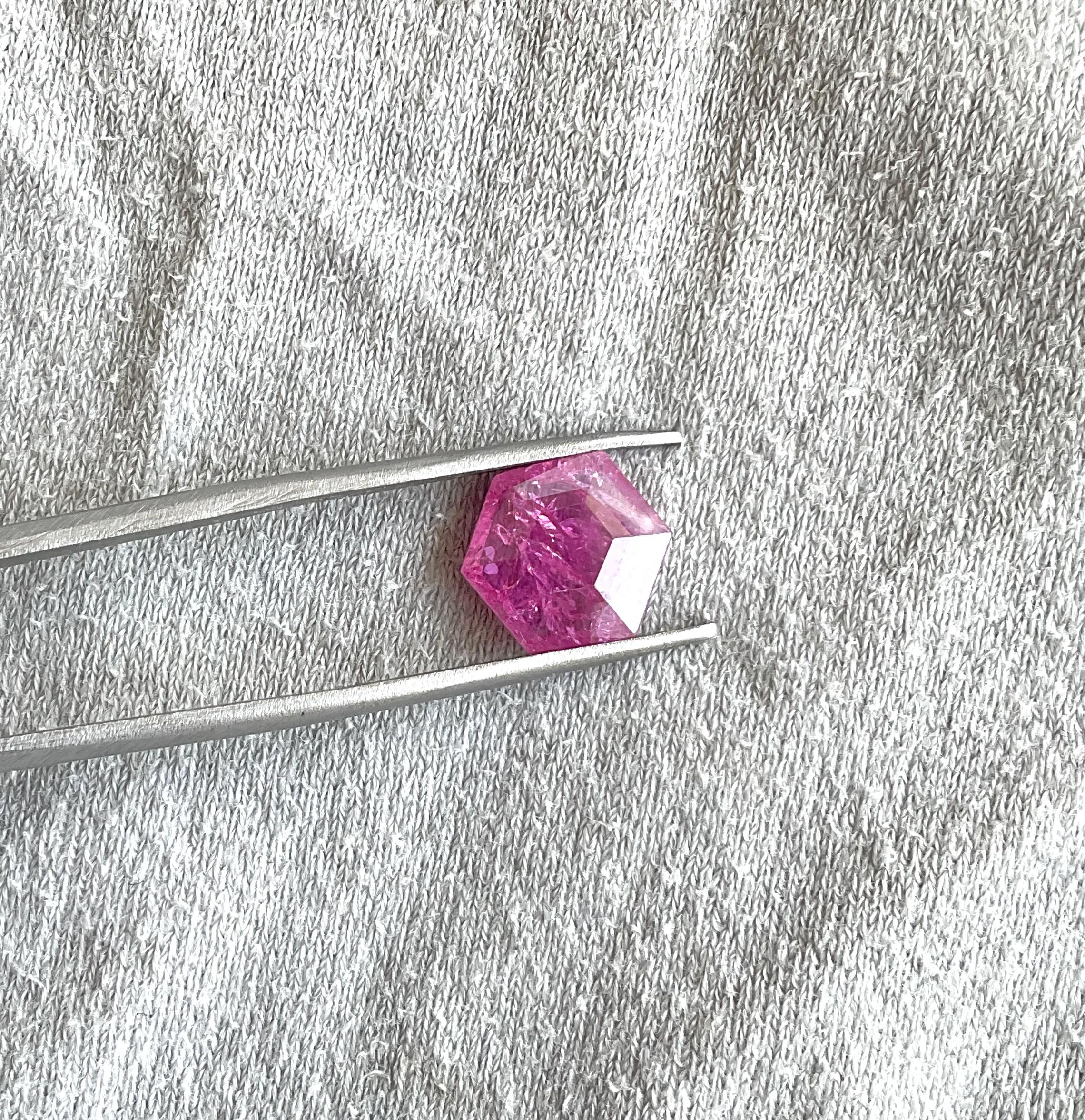 Art déco Certified 3.78 Carats Mozambique Ruby Hexagon Faceted Cut stone No Heat Natural (Rubis du Mozambique hexagonal taillé à facettes) en vente