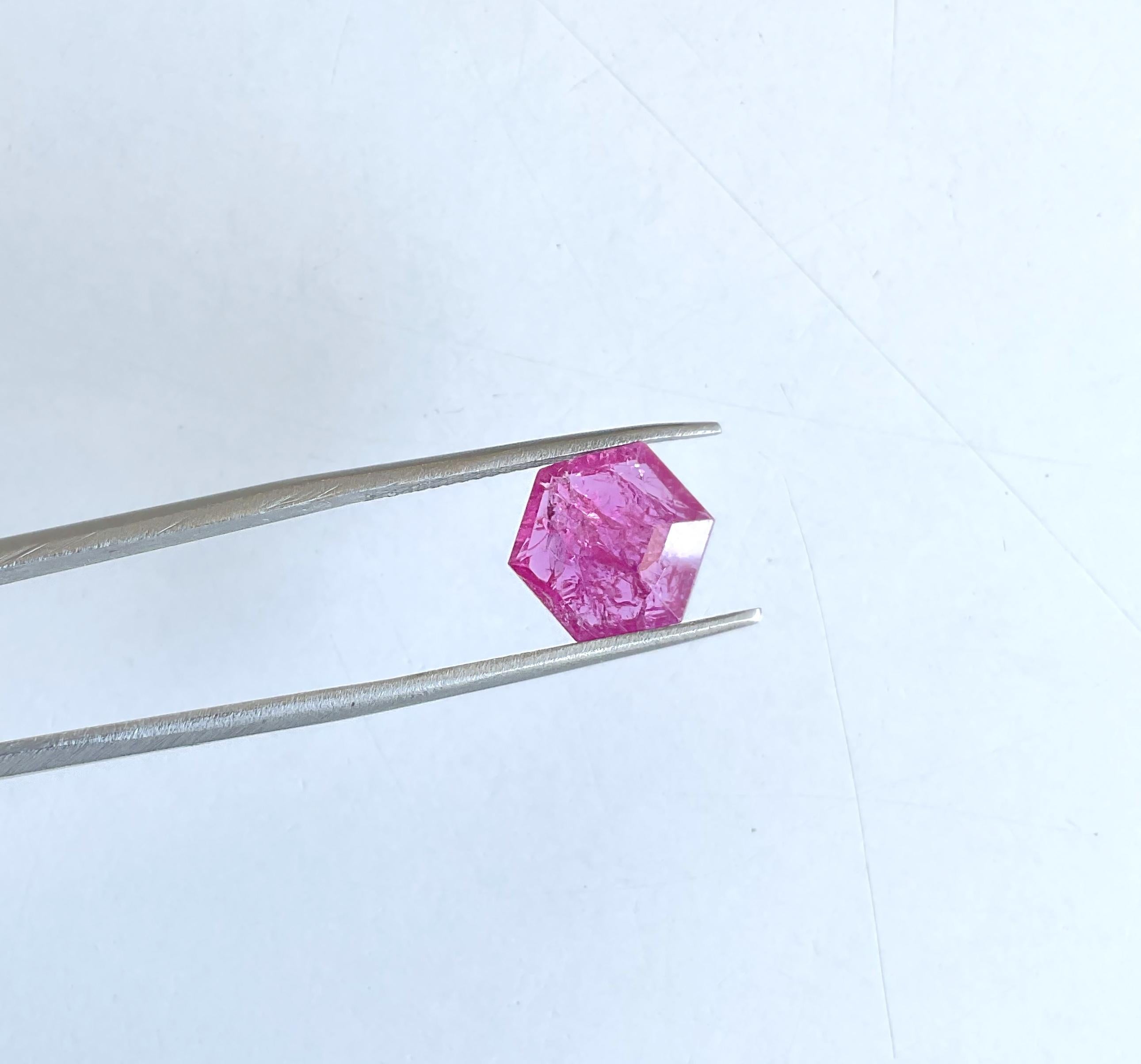 Taille hexagone Certified 3.78 Carats Mozambique Ruby Hexagon Faceted Cut stone No Heat Natural (Rubis du Mozambique hexagonal taillé à facettes) en vente