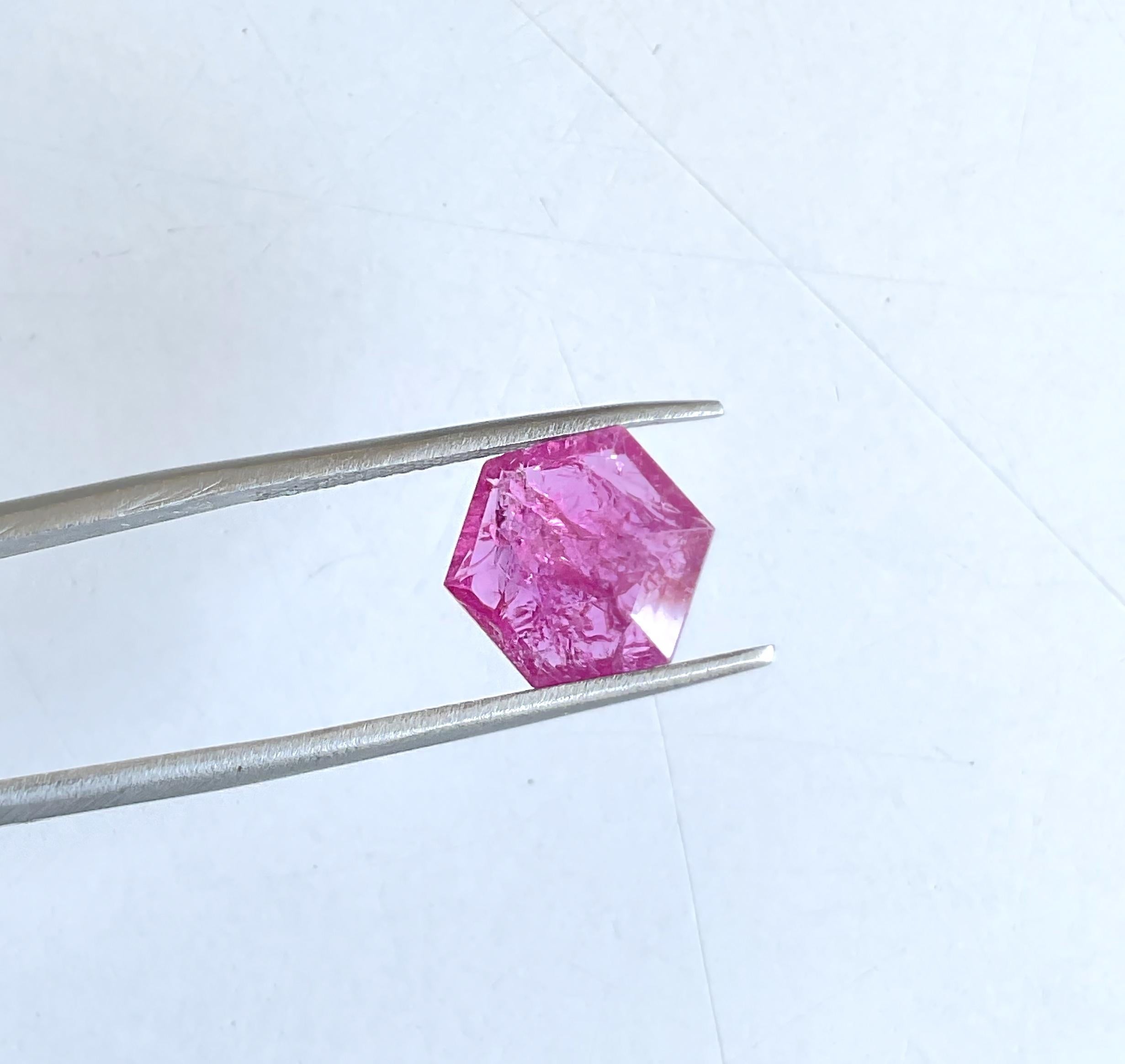 Certified 3.78 Carats Mozambique Ruby Hexagon Faceted Cut stone No Heat Natural (Rubis du Mozambique hexagonal taillé à facettes) Neuf - En vente à Jaipur, RJ
