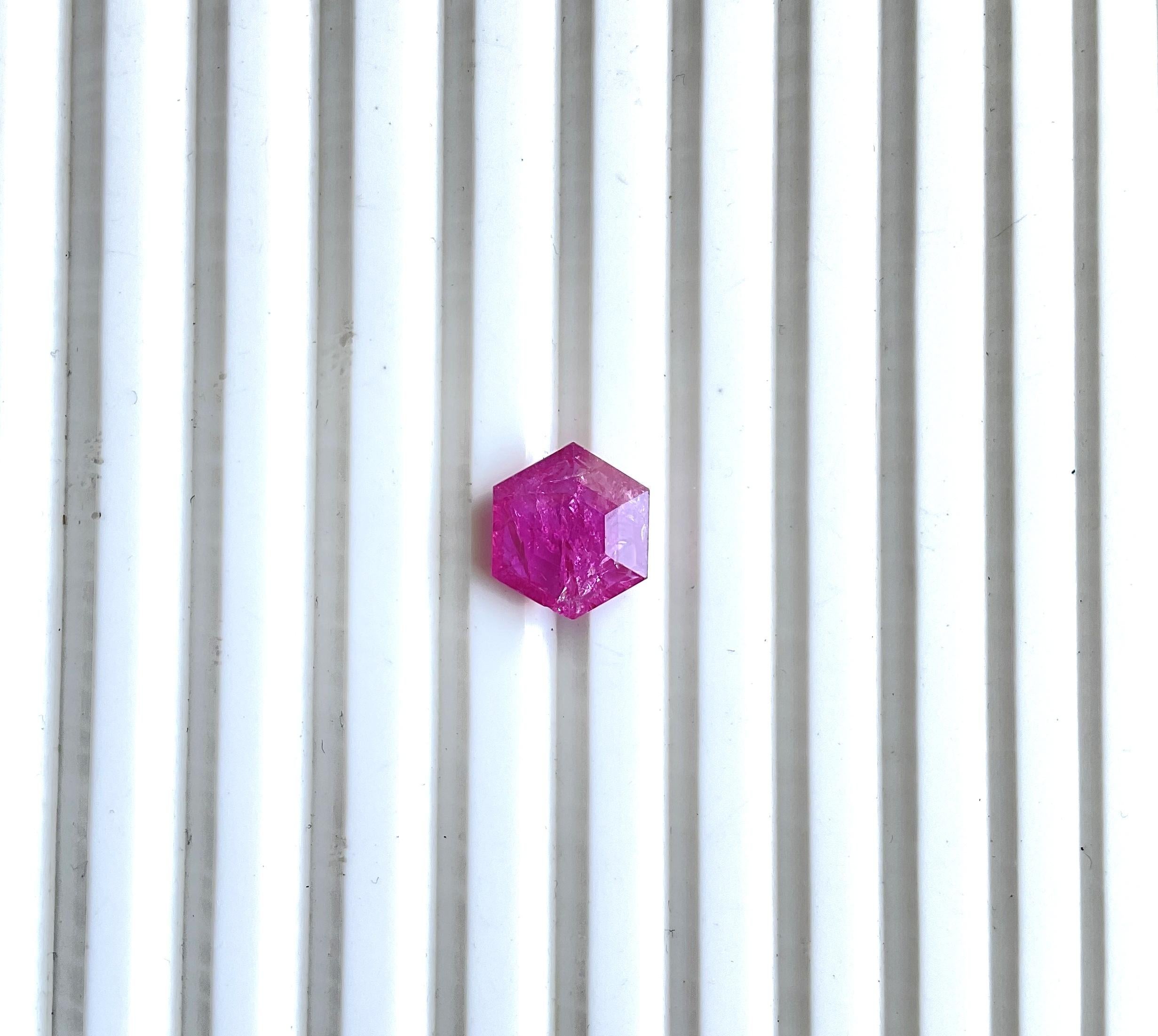 Certified 3.78 Carats Mozambique Ruby Hexagon Faceted Cut stone No Heat Natural (Rubis du Mozambique hexagonal taillé à facettes) Unisexe en vente