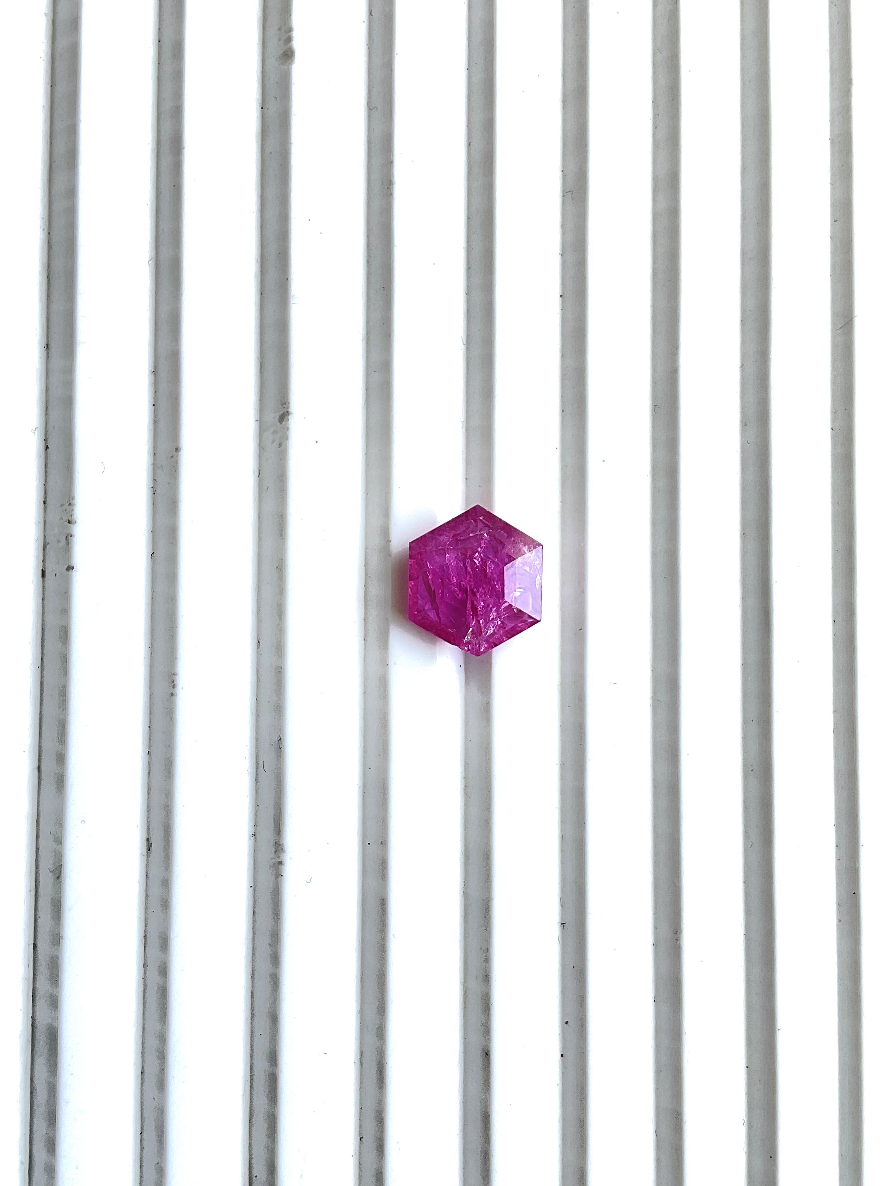 Certified 3.78 Carats Mozambique Ruby Hexagon Faceted Cut stone No Heat Natural (Rubis du Mozambique hexagonal taillé à facettes) en vente 1