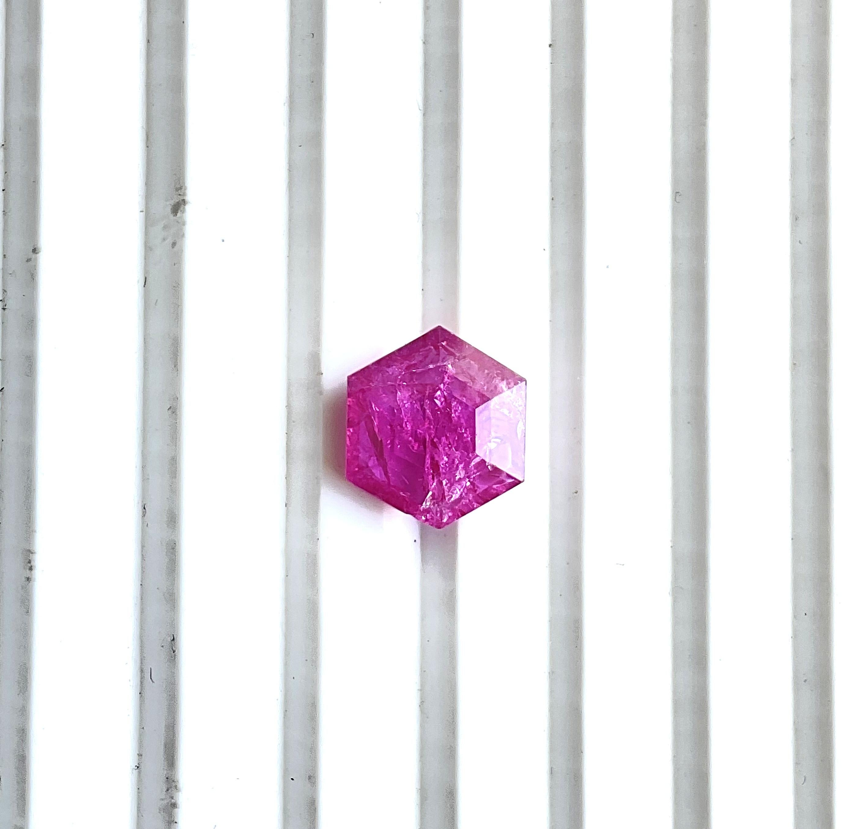 Certified 3.78 Carats Mozambique Ruby Hexagon Faceted Cut stone No Heat Natural (Rubis du Mozambique hexagonal taillé à facettes) en vente 2