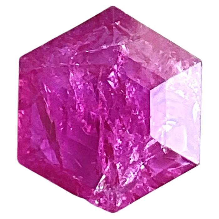 Rubí de Mozambique certificado de 3.78 quilates Piedra tallada en facetas hexagonales Sin calor Natural