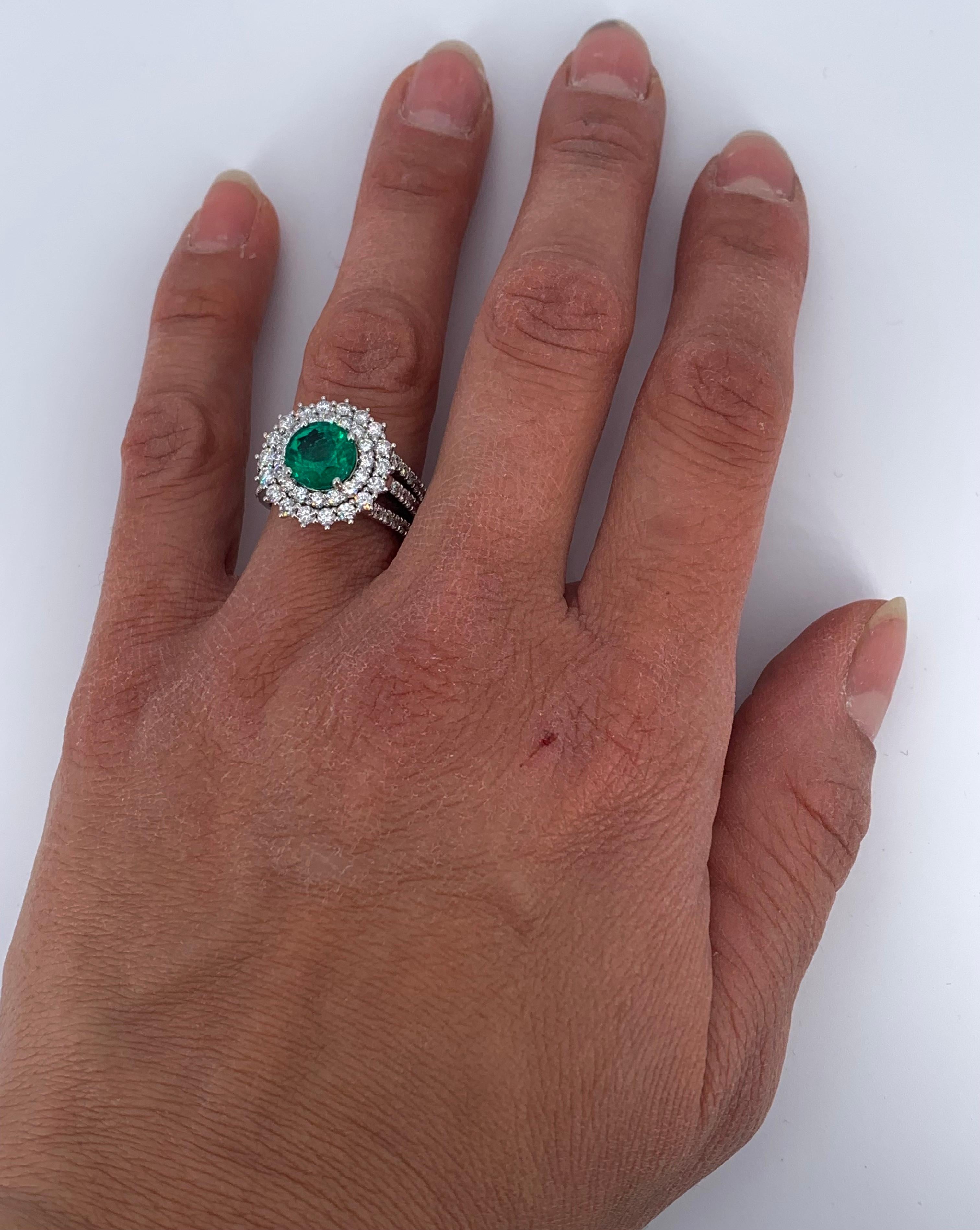 Contemporary 3.82 Carat Colombian Emerald Halo Diamond Cocktail Ring For Sale 1