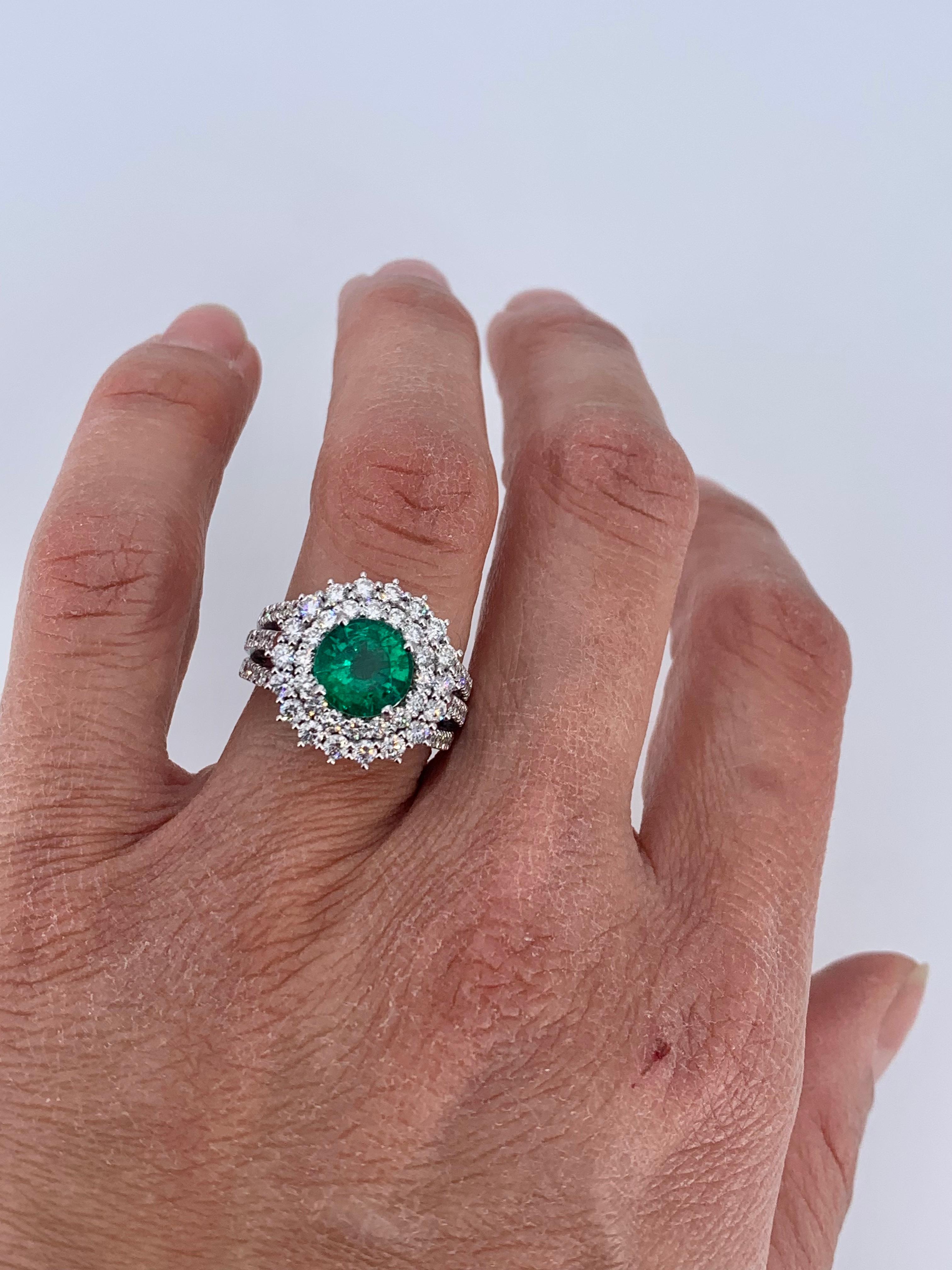 Contemporary 3.82 Carat Colombian Emerald Halo Diamond Cocktail Ring For Sale 3