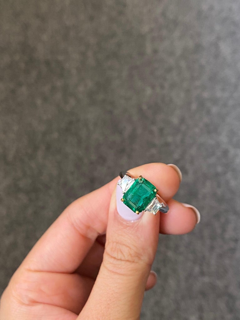 Certified 3.82 Carat Emerald and Diamond Three-Stone Engagement Ring In New Condition For Sale In Bangkok, Thailand