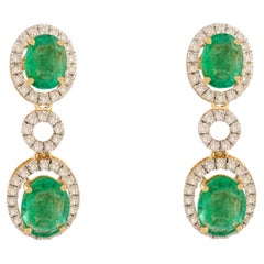 Boucles d'oreilles pendantes en or jaune 18K avec émeraude ovale certifiée 3.82Ct et halo de diamants