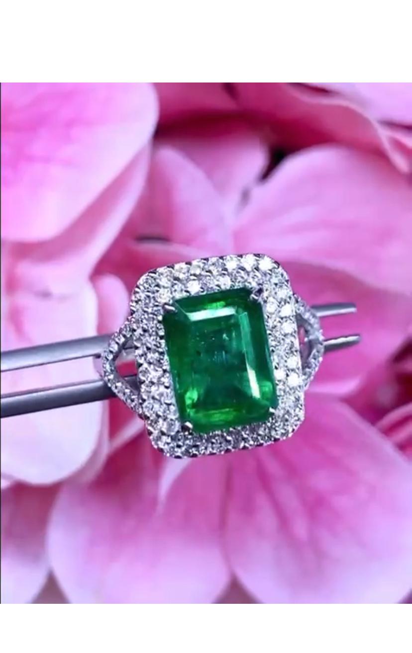 AIG certified 3.90 Carats Zambian Emeralds  Diamonds 18k Gold Ring  In New Condition For Sale In Massafra, IT
