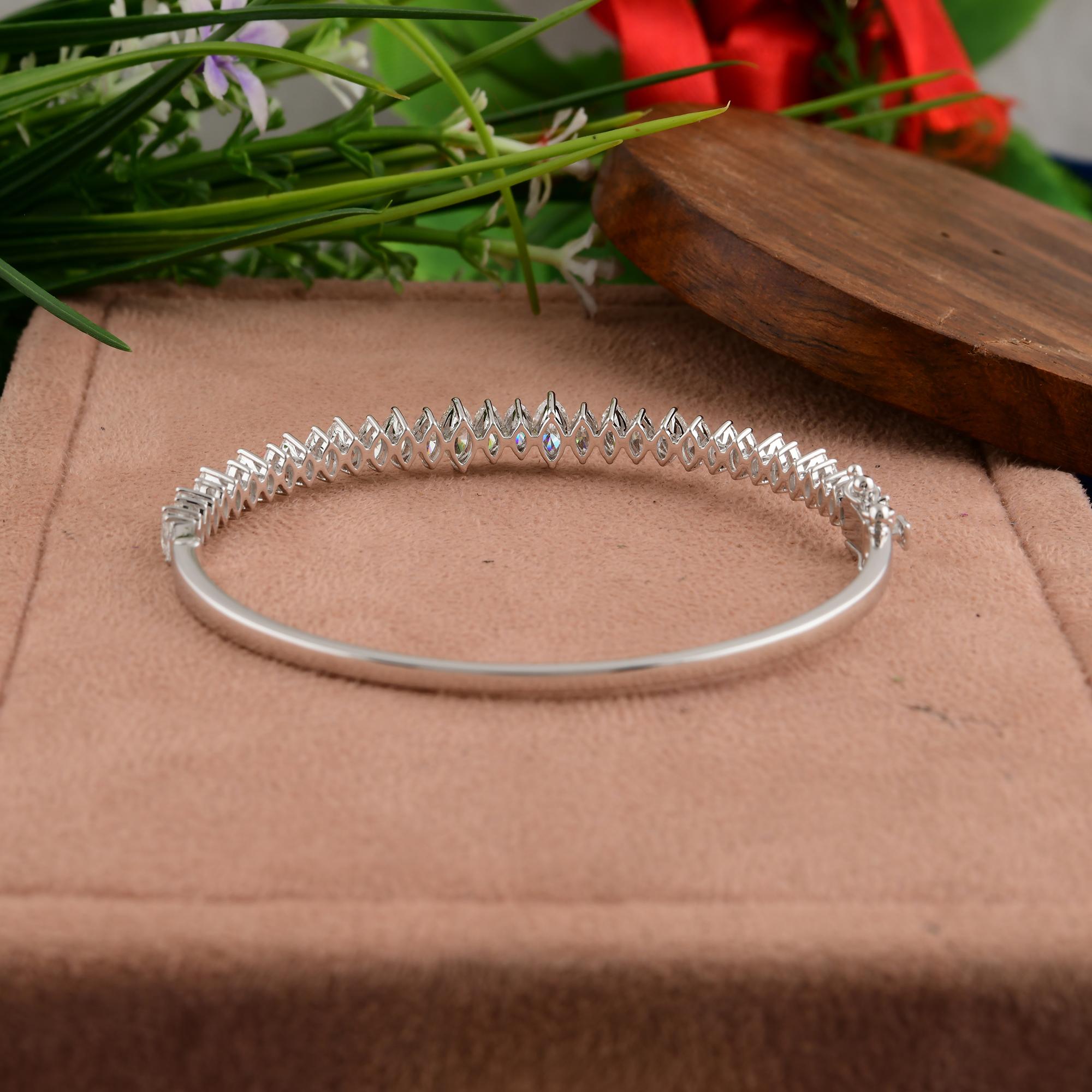 Certified 3.85 Carats SI/H Diamond Bangle Bracelet 14k Solid White Gold en vente 1