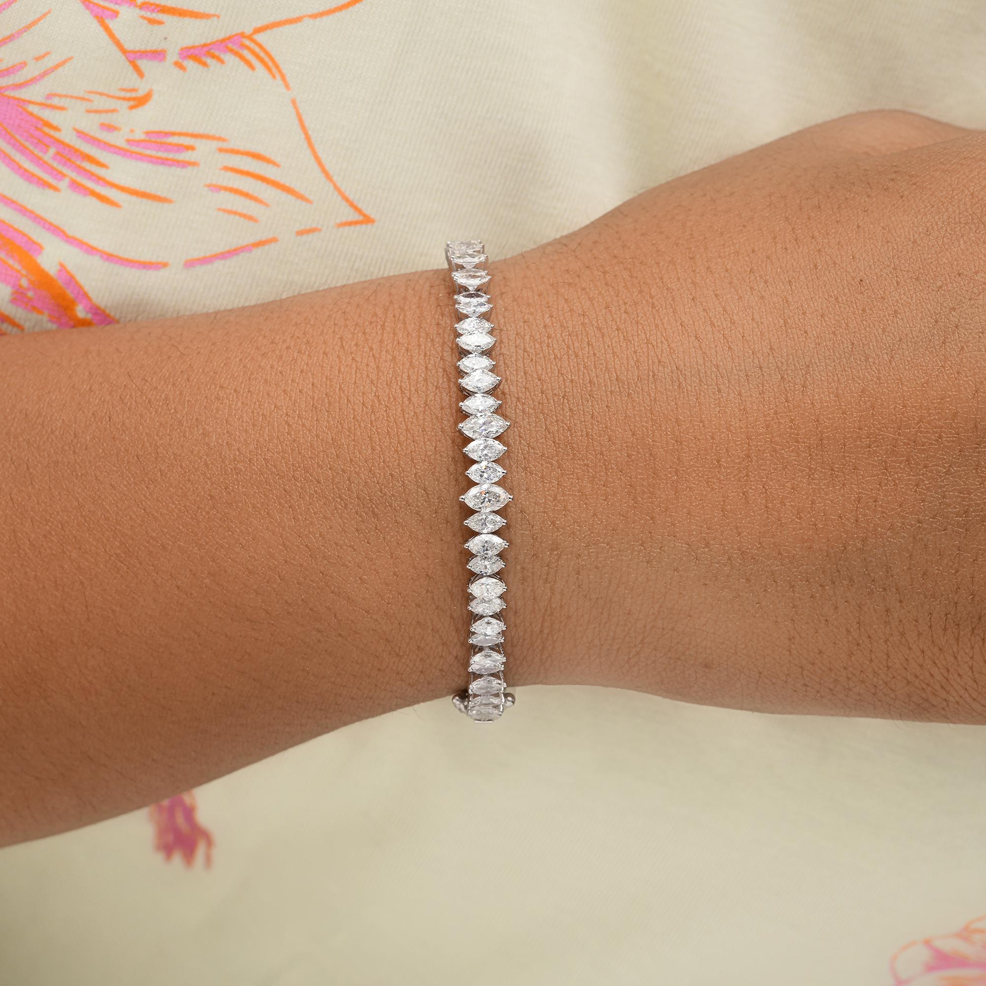 Realizzato in oro a 18 carati, questo squisito bracciale è impreziosito da 3,85 carati di diamanti scintillanti. Il diamante è una pietra natale di aprile e si ritiene che aumenti la fiducia in se stessi e la creatività. Un regalo meraviglioso per