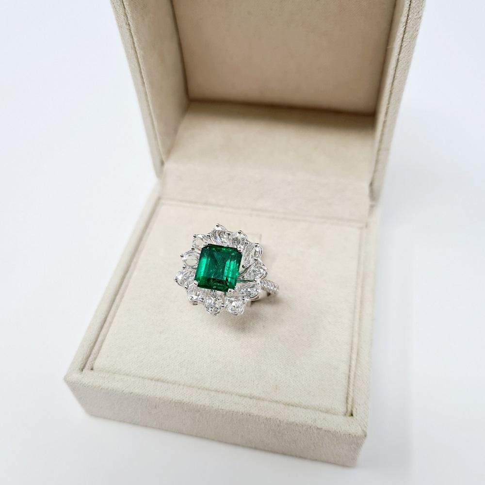 GRS Gemresearch Swisslab Certified beautiful modern important engagement ring. The ring consists of white gold with 3.86 Ct natural emerald from Zambia octagonal shape vivid green color; 1.67 Ct white diamonds pears shape rose cut, 0.30 Ct diamonds
