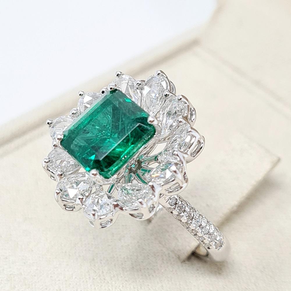 Certified 3.86 Ct Emerald 1.97 Ct Diamonds 18kt White Gold Engagement Ring In New Condition For Sale In Bosco Marengo, IT