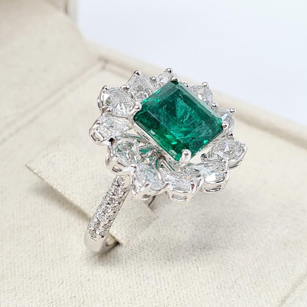 Women's Certified 3.86 Ct Emerald 1.97 Ct Diamonds 18kt White Gold Engagement Ring For Sale