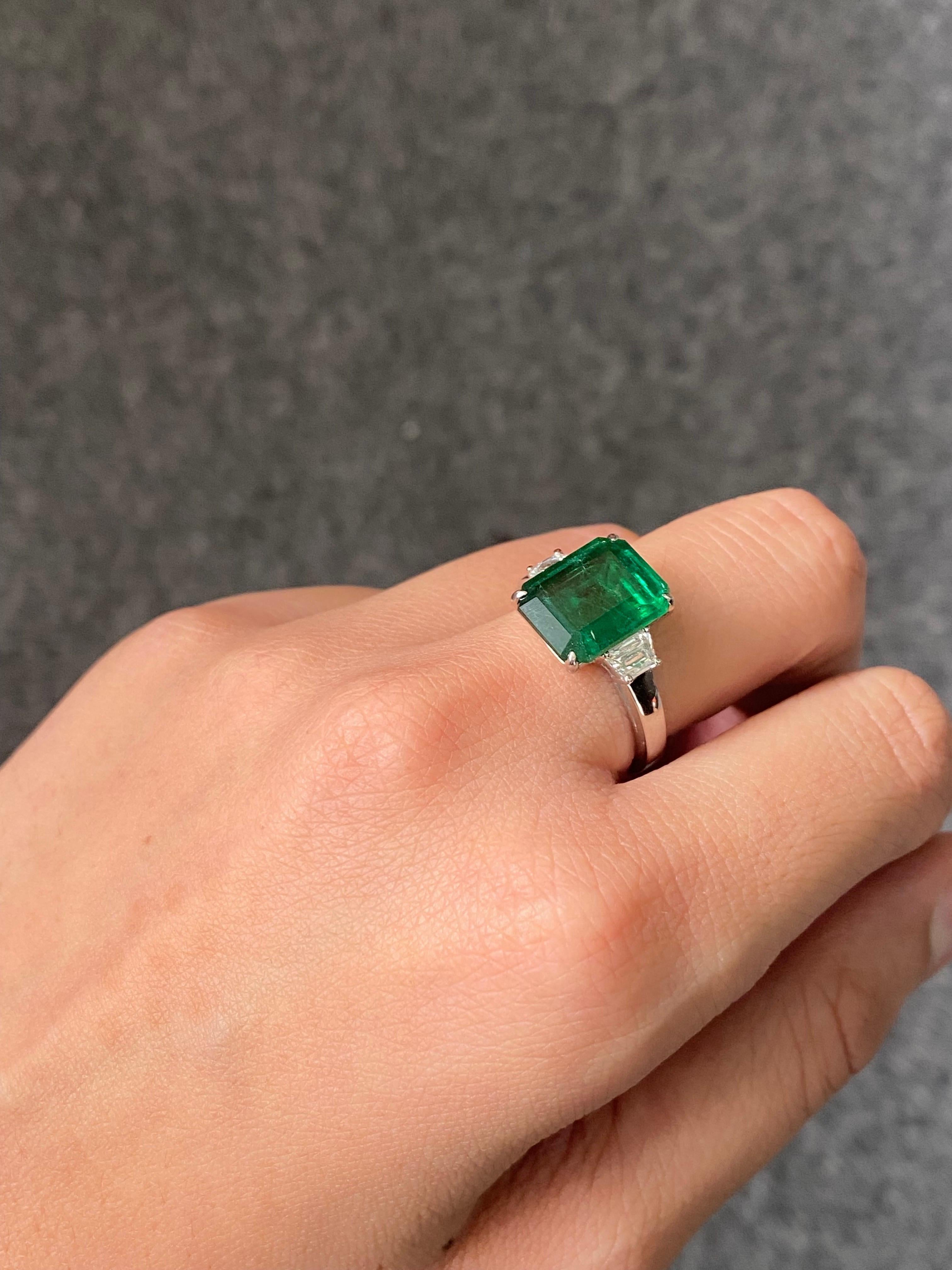 Certified 3.90 Carat Emerald and Diamond Three Stone Engagement Ring In New Condition In Bangkok, Thailand