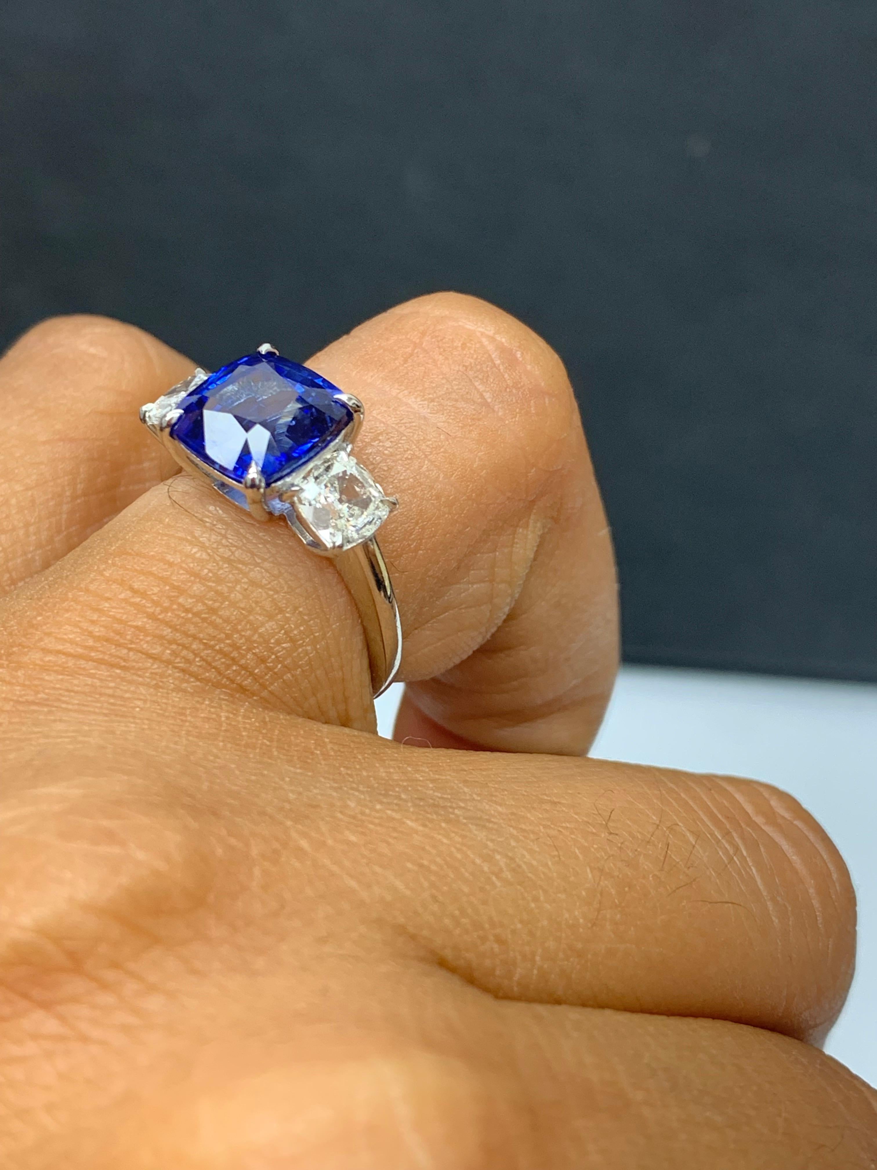 Bague de fiançailles en platine avec saphir coussin certifié de 3,91 carats en vente 5