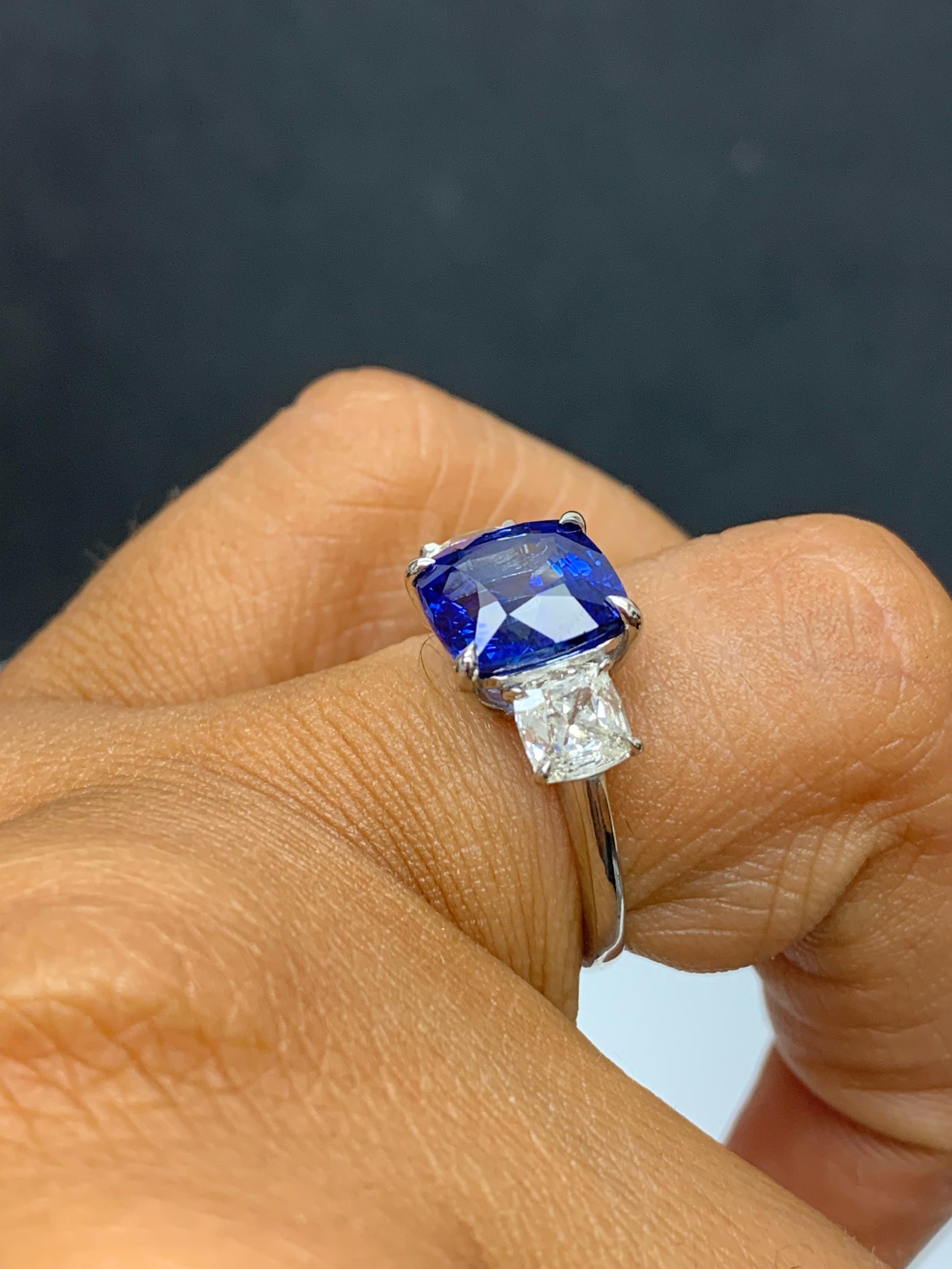 Bague de fiançailles en platine avec saphir coussin certifié de 3,91 carats en vente 6