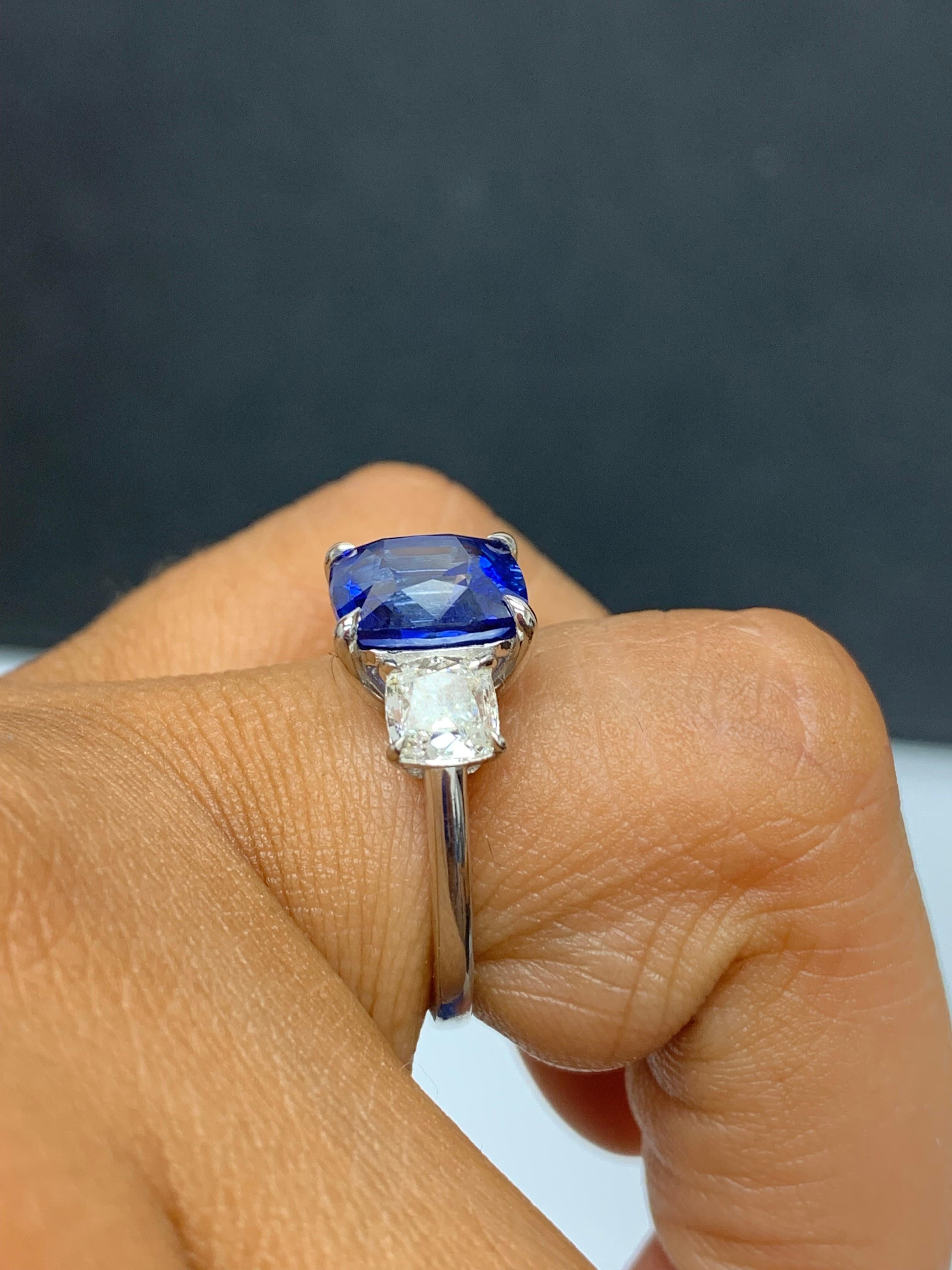 Bague de fiançailles en platine avec saphir coussin certifié de 3,91 carats en vente 7