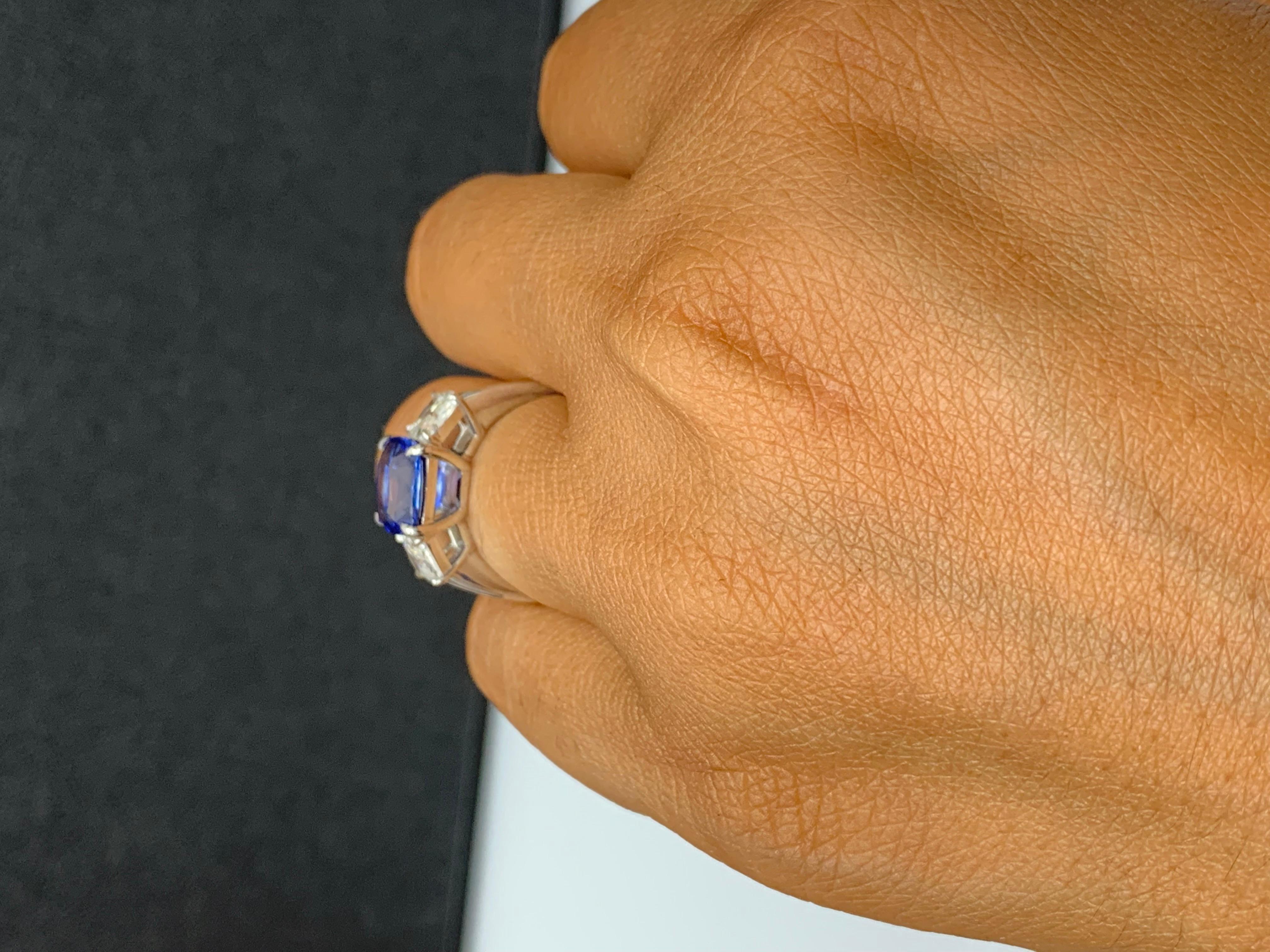 Bague de fiançailles en platine avec saphir coussin certifié de 3,91 carats en vente 9